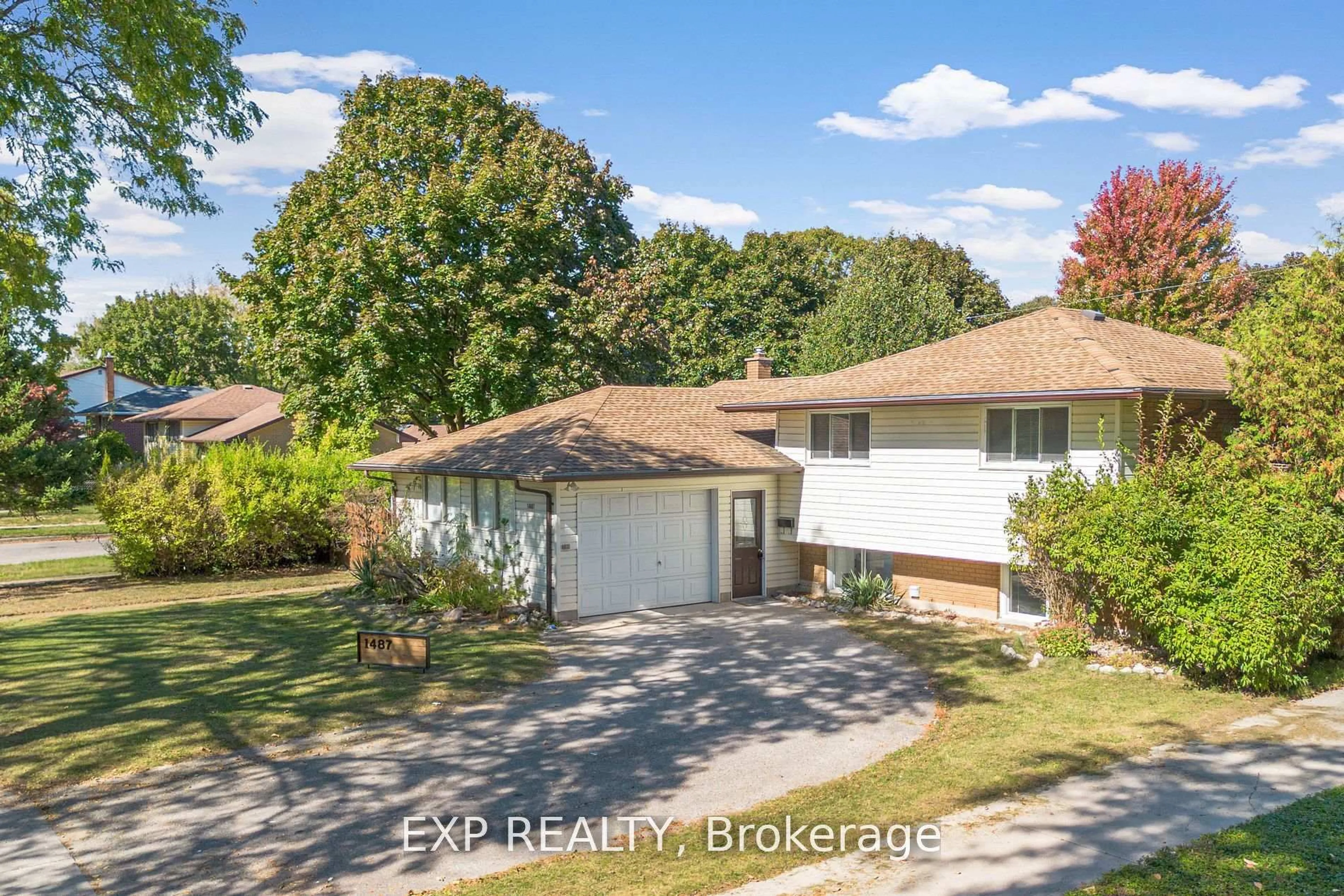 A pic from outside/outdoor area/front of a property/back of a property/a pic from drone, street for 1487 Beckworth Ave, London East Ontario N5V 2K8