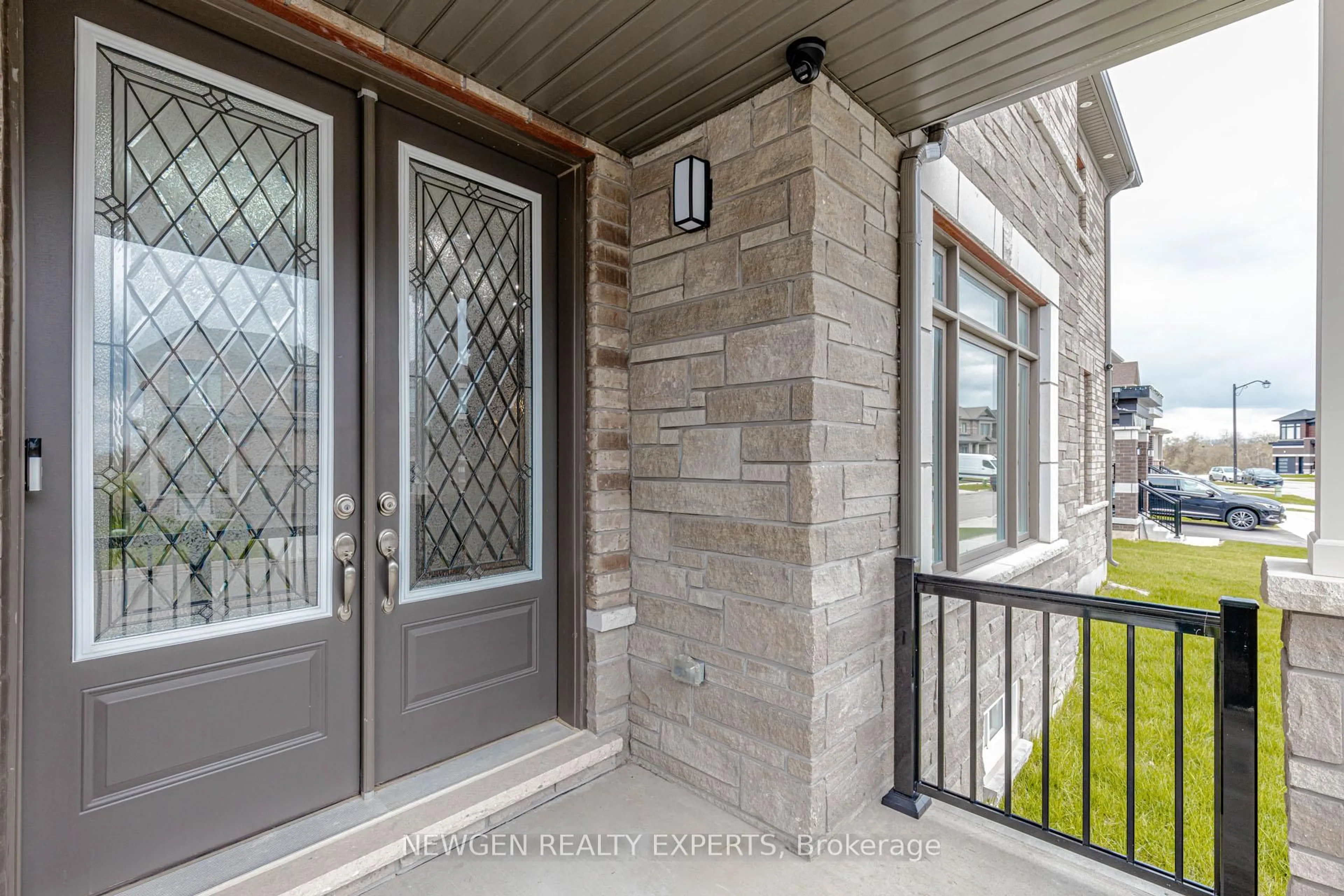 Indoor entryway for 405 Newman Dr, Cambridge Ontario N1R 5S3