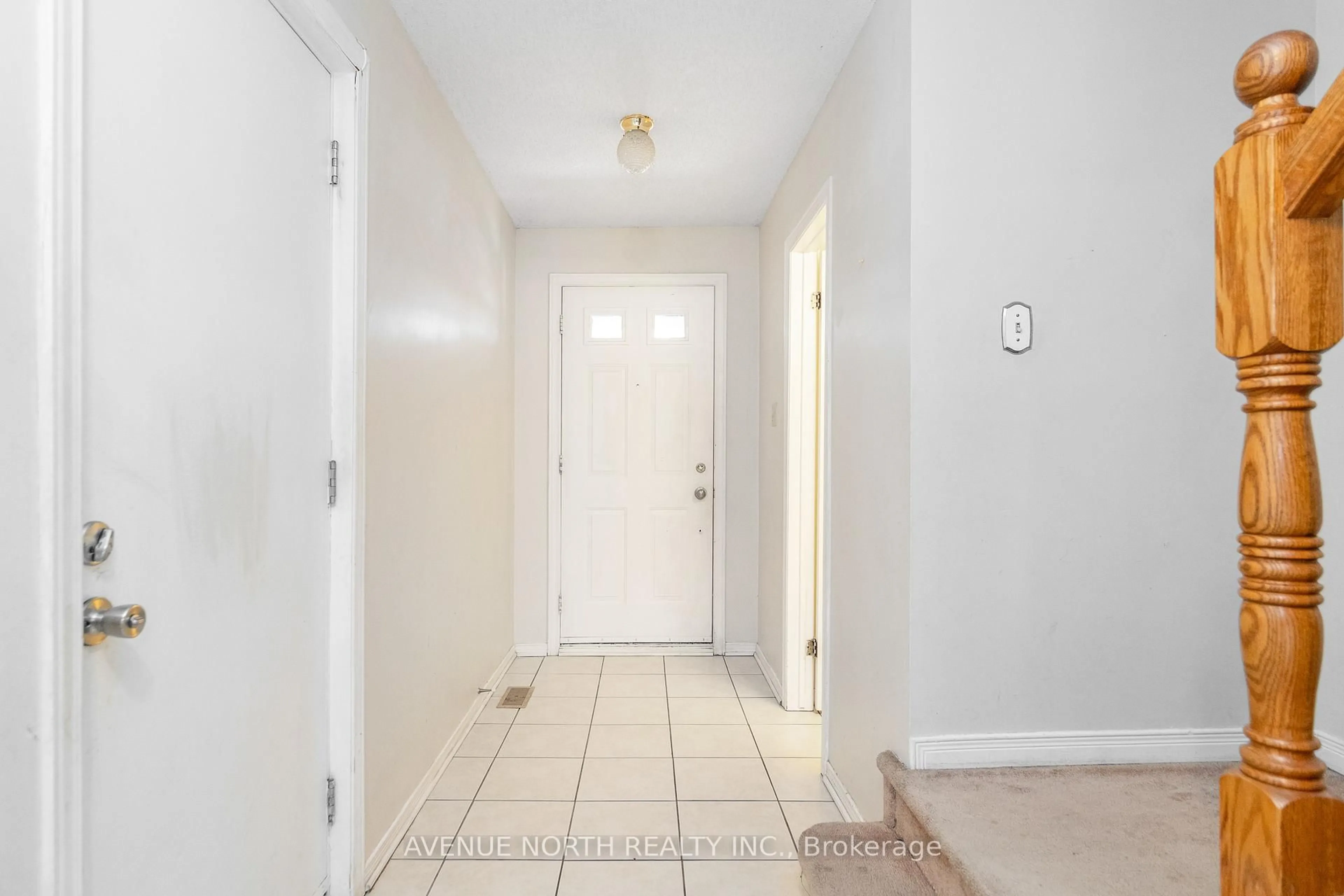 Indoor entryway for 80 WOODBURY Cres, Ottawa Ontario K1G 5E1