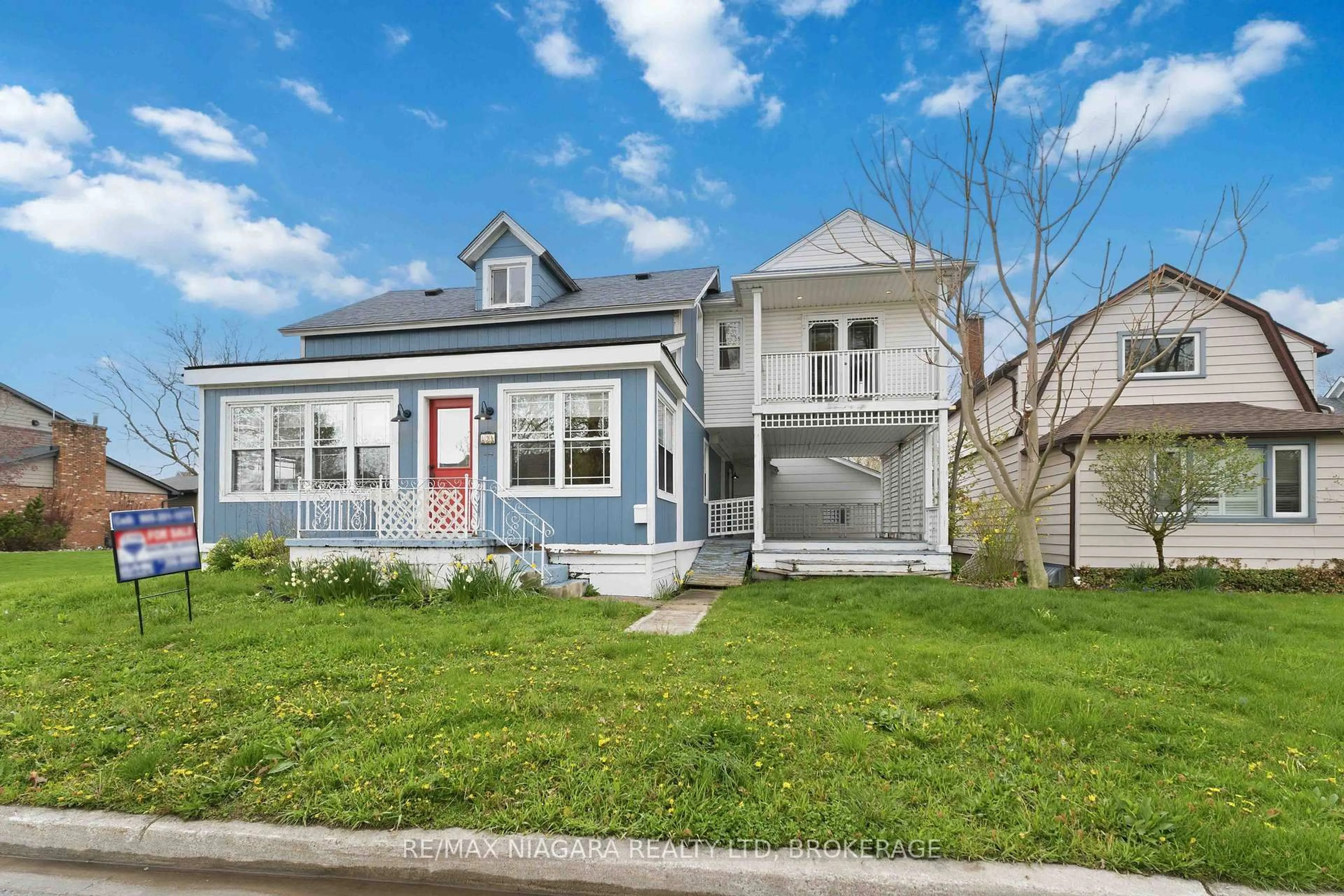 Home with vinyl exterior material, street for 696 LAKESHORE Rd, Fort Erie Ontario L2A 1C1