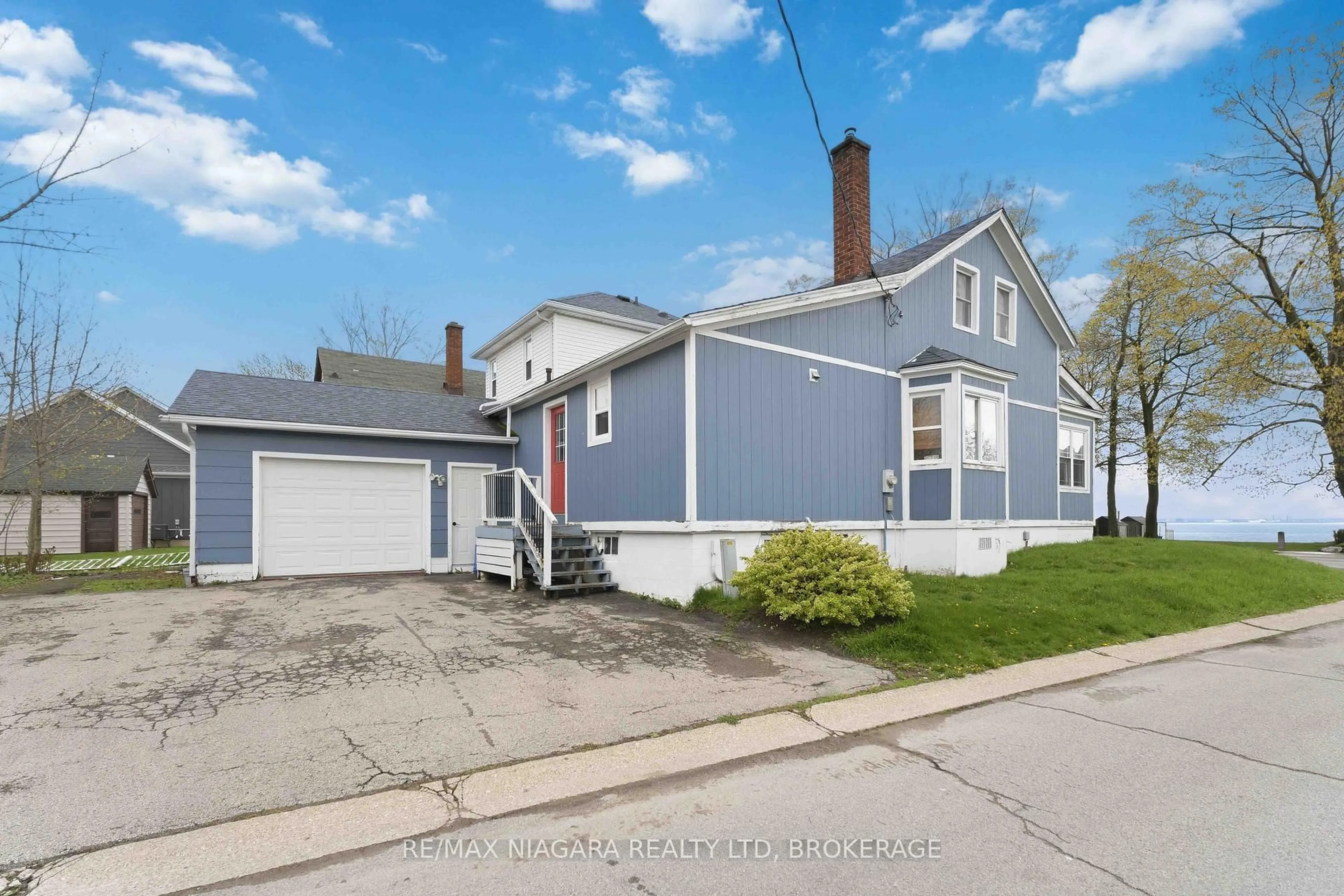 A pic from outside/outdoor area/front of a property/back of a property/a pic from drone, street for 696 LAKESHORE Rd, Fort Erie Ontario L2A 1C1