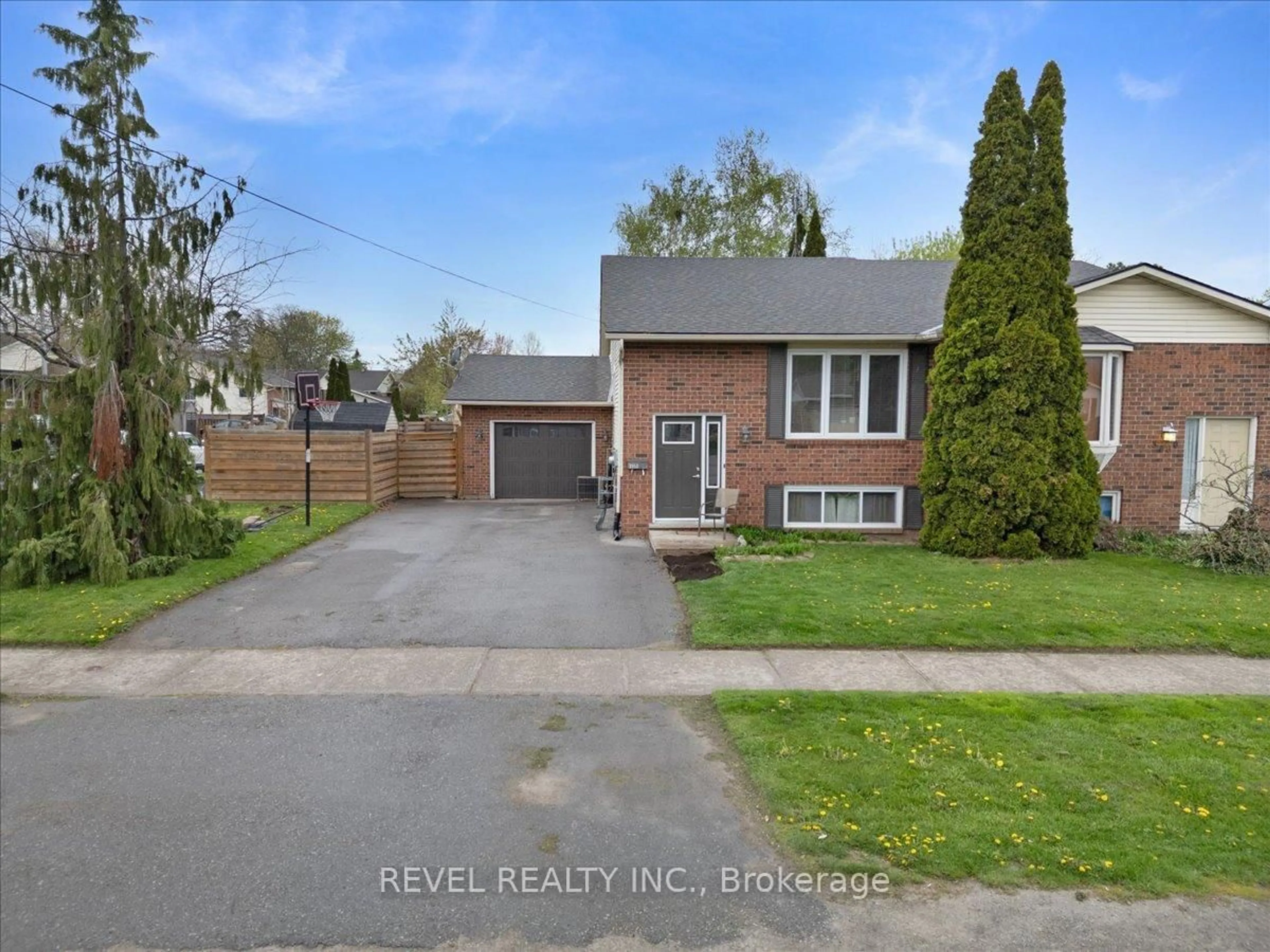 Home with brick exterior material, street for 3958 23rd St, Lincoln Ontario L0R 2C0