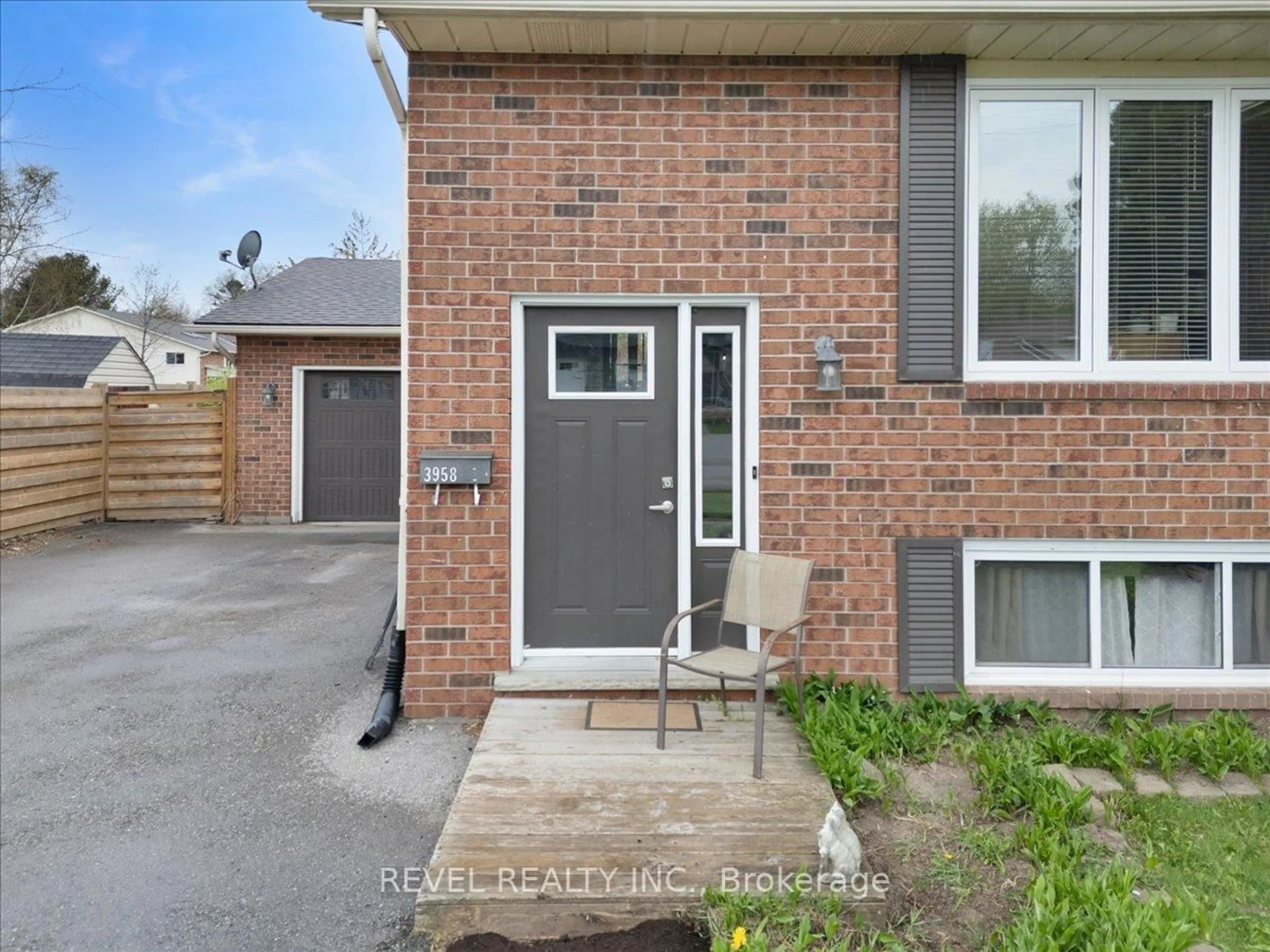 Home with brick exterior material, street for 3958 23rd St, Lincoln Ontario L0R 2C0