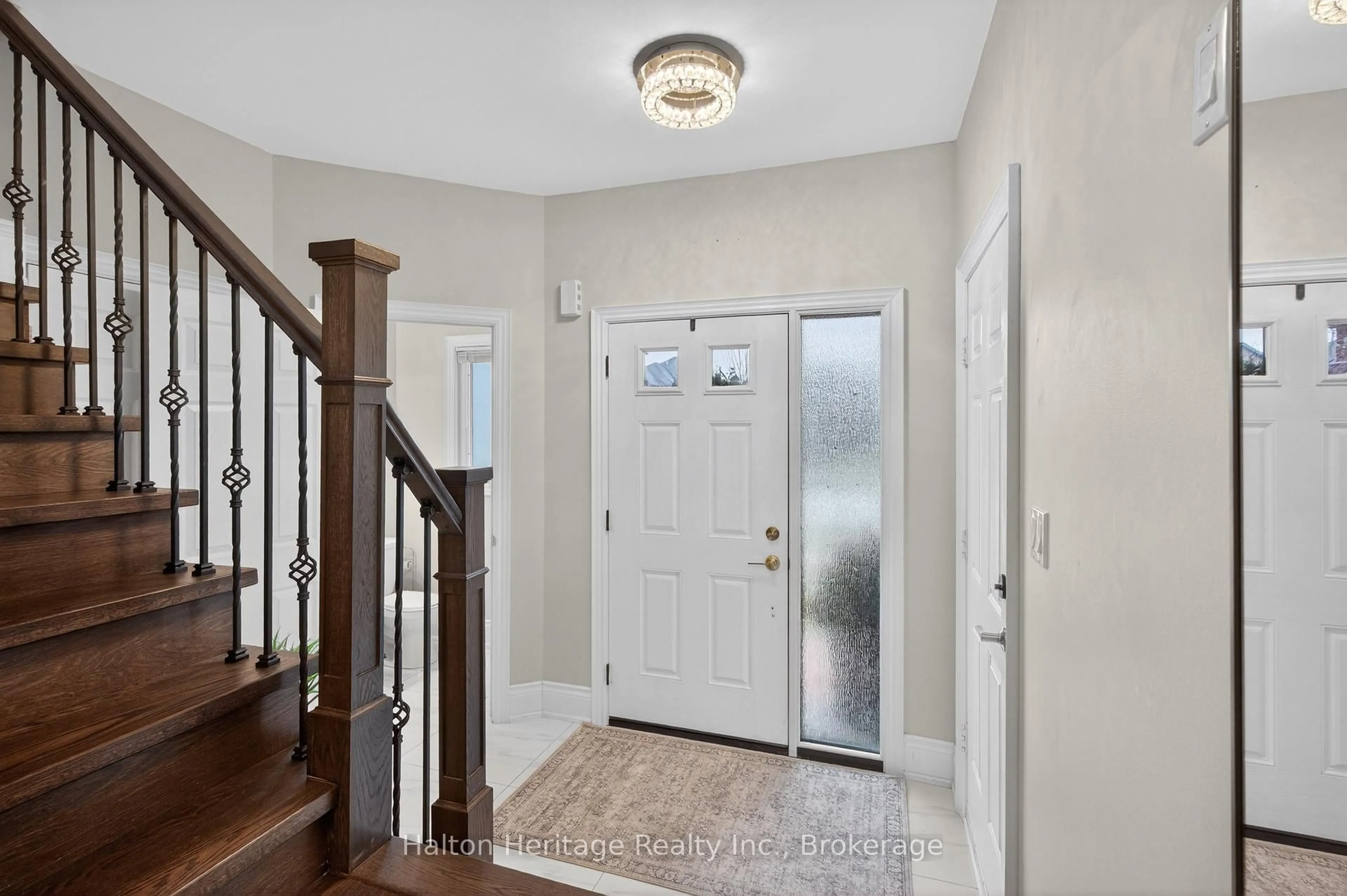 Indoor entryway for 122 Hollybush Dr, Hamilton Ontario L8B 0P1