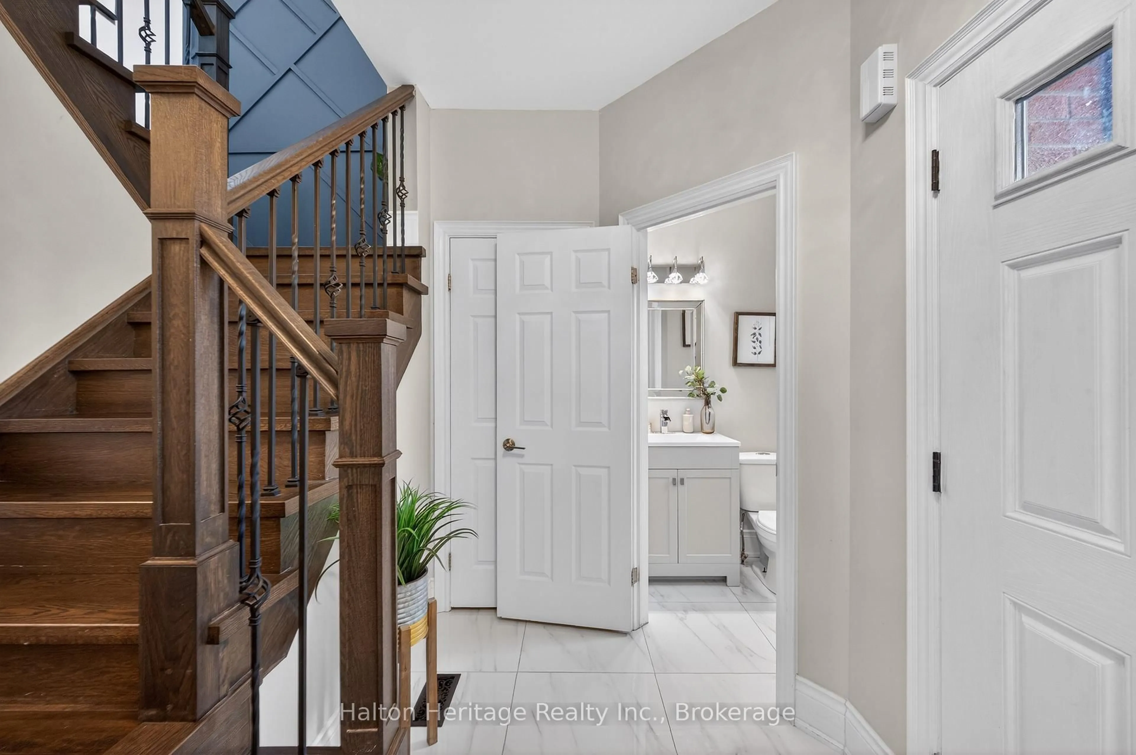 Indoor entryway for 122 Hollybush Dr, Hamilton Ontario L8B 0P1