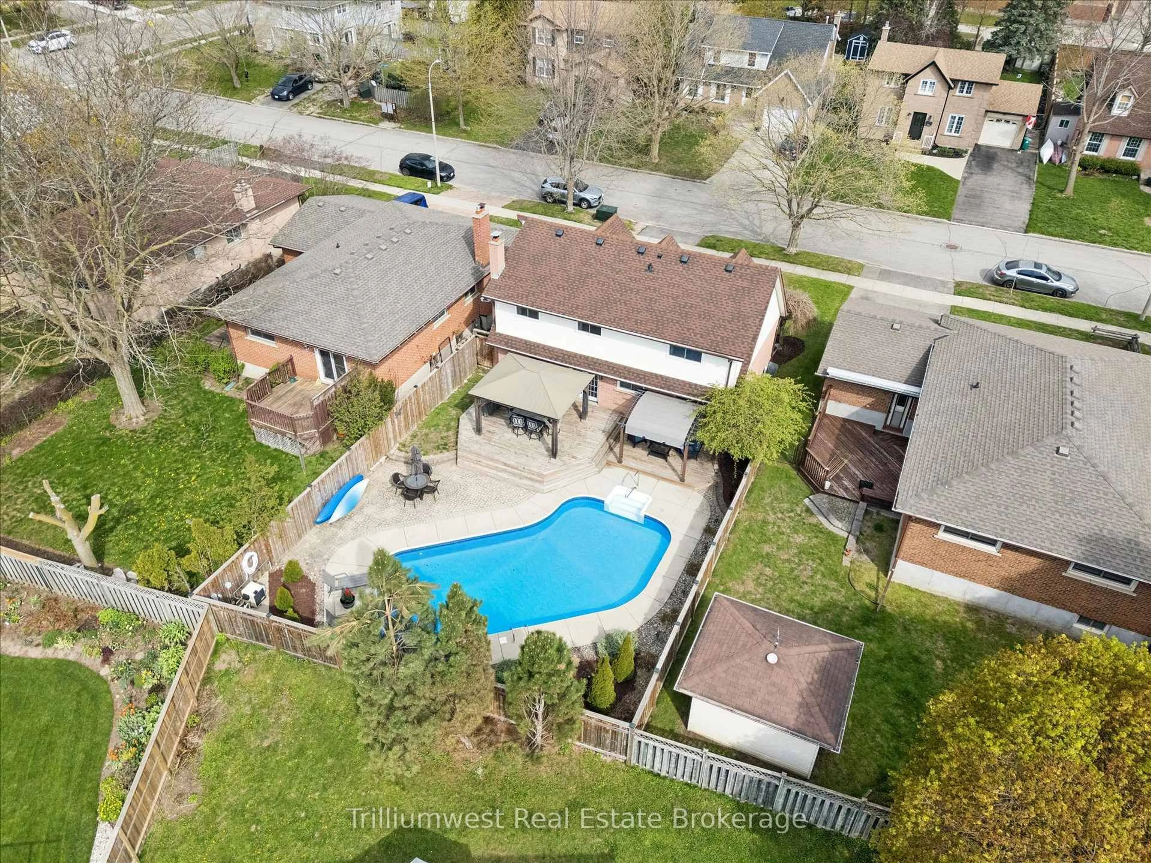 A pic from outside/outdoor area/front of a property/back of a property/a pic from drone, street for 625 Pine Island Cres, Waterloo Ontario N2V 1T3
