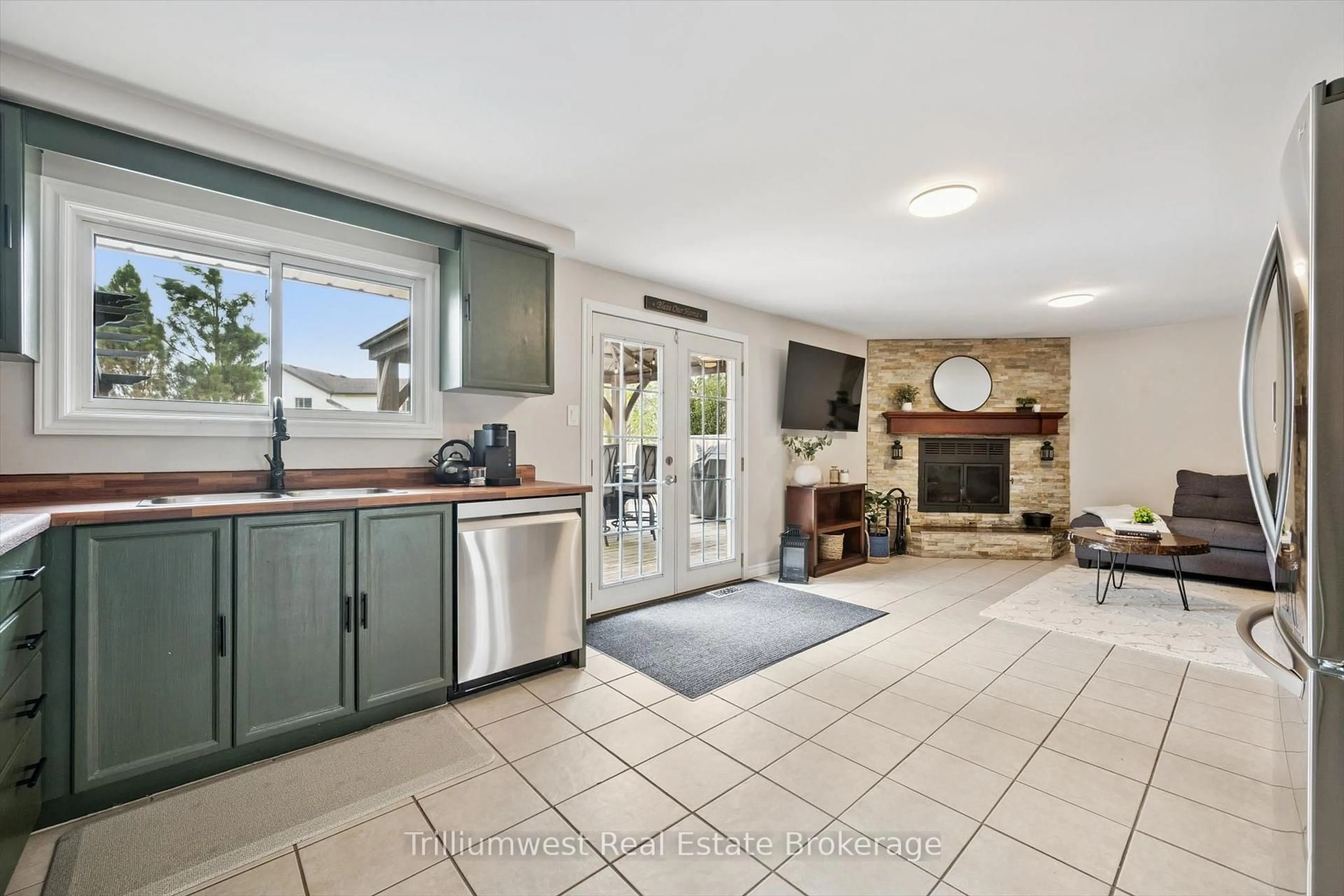 Open concept kitchen, ceramic/tile floor for 625 Pine Island Cres, Waterloo Ontario N2V 1T3