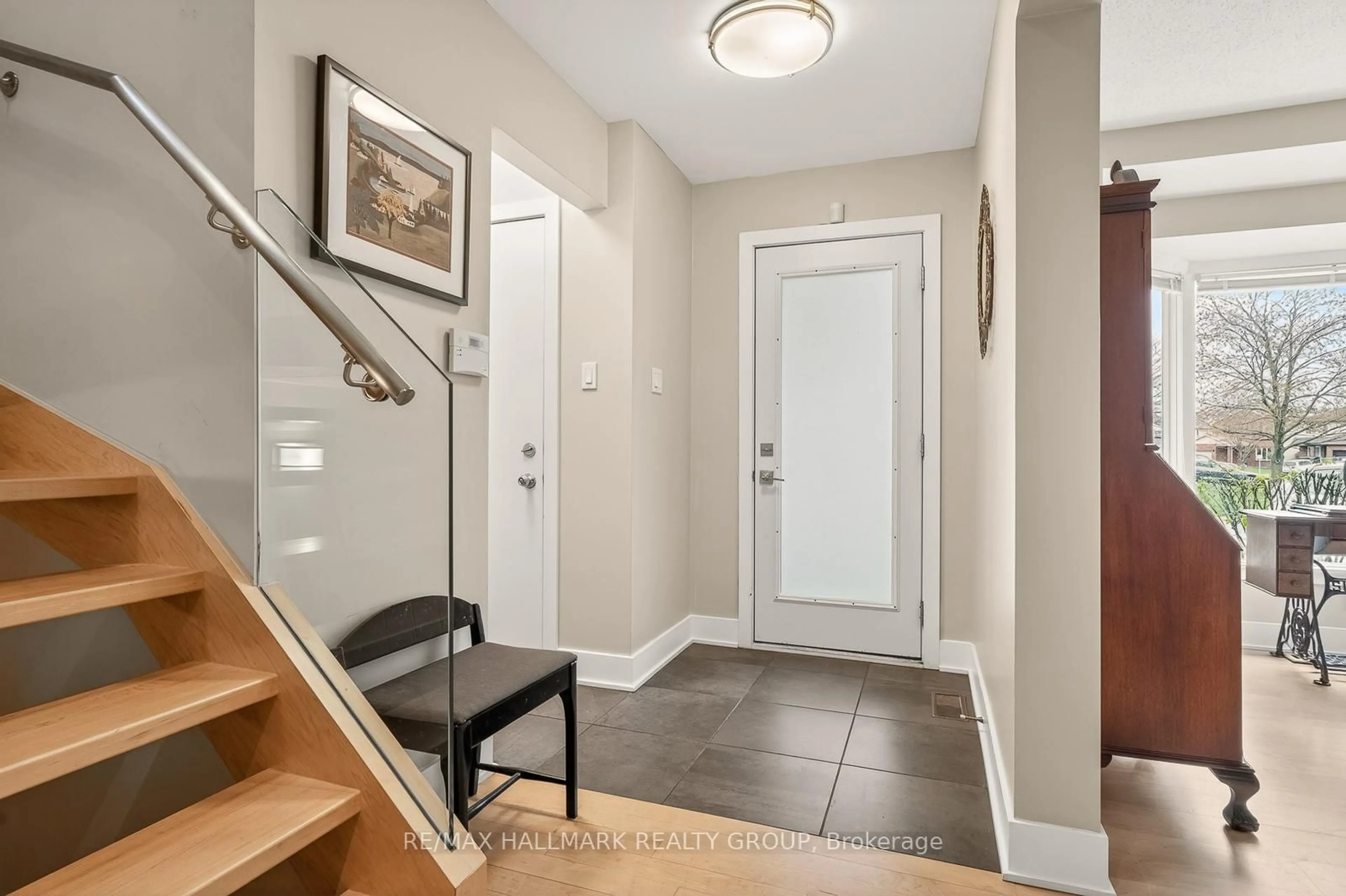 Indoor entryway for 1298 Famlit Crt, Ottawa Ontario K1J 9A1