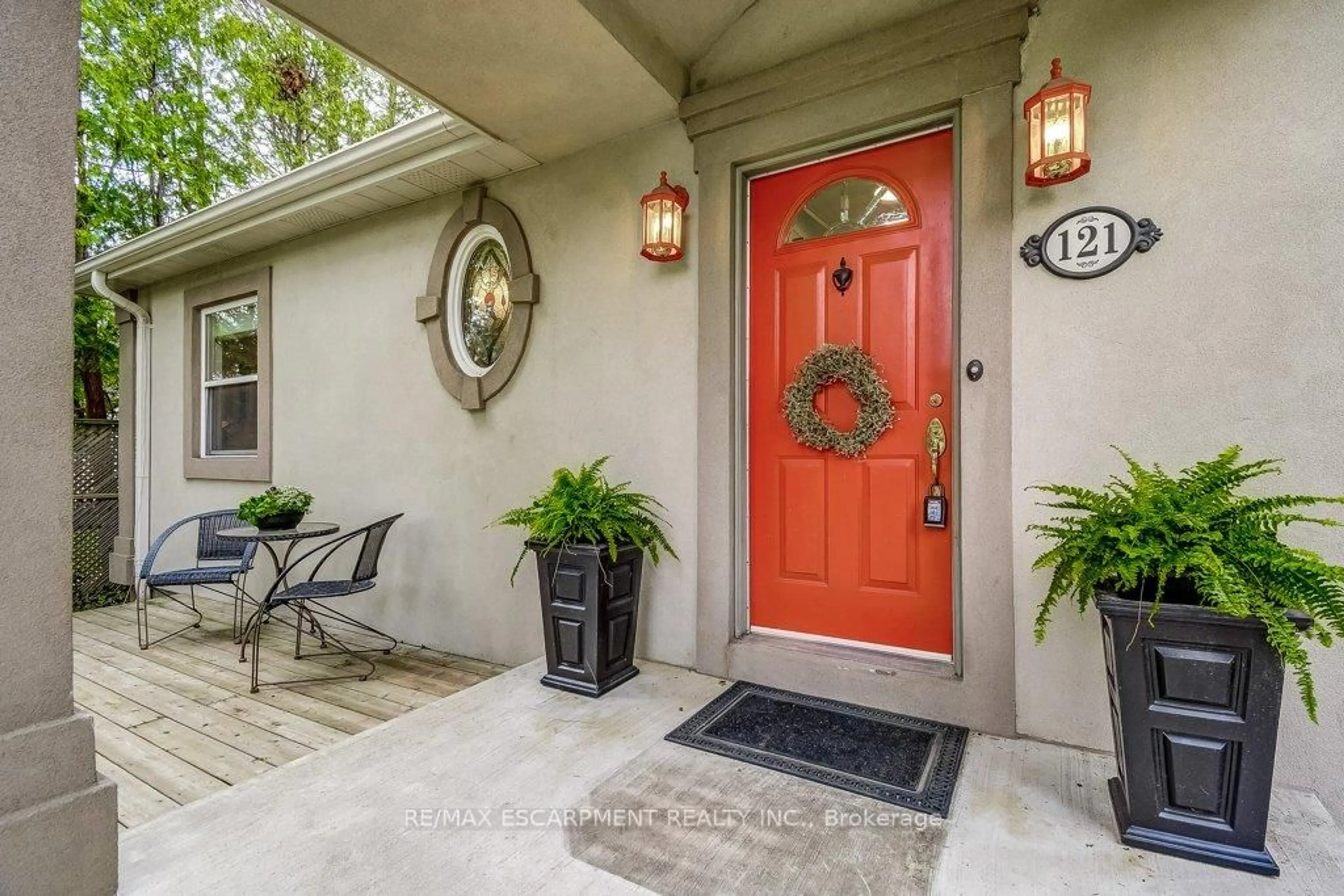 Indoor entryway for 121 ELGIN St, Hamilton Ontario L0R 2H0