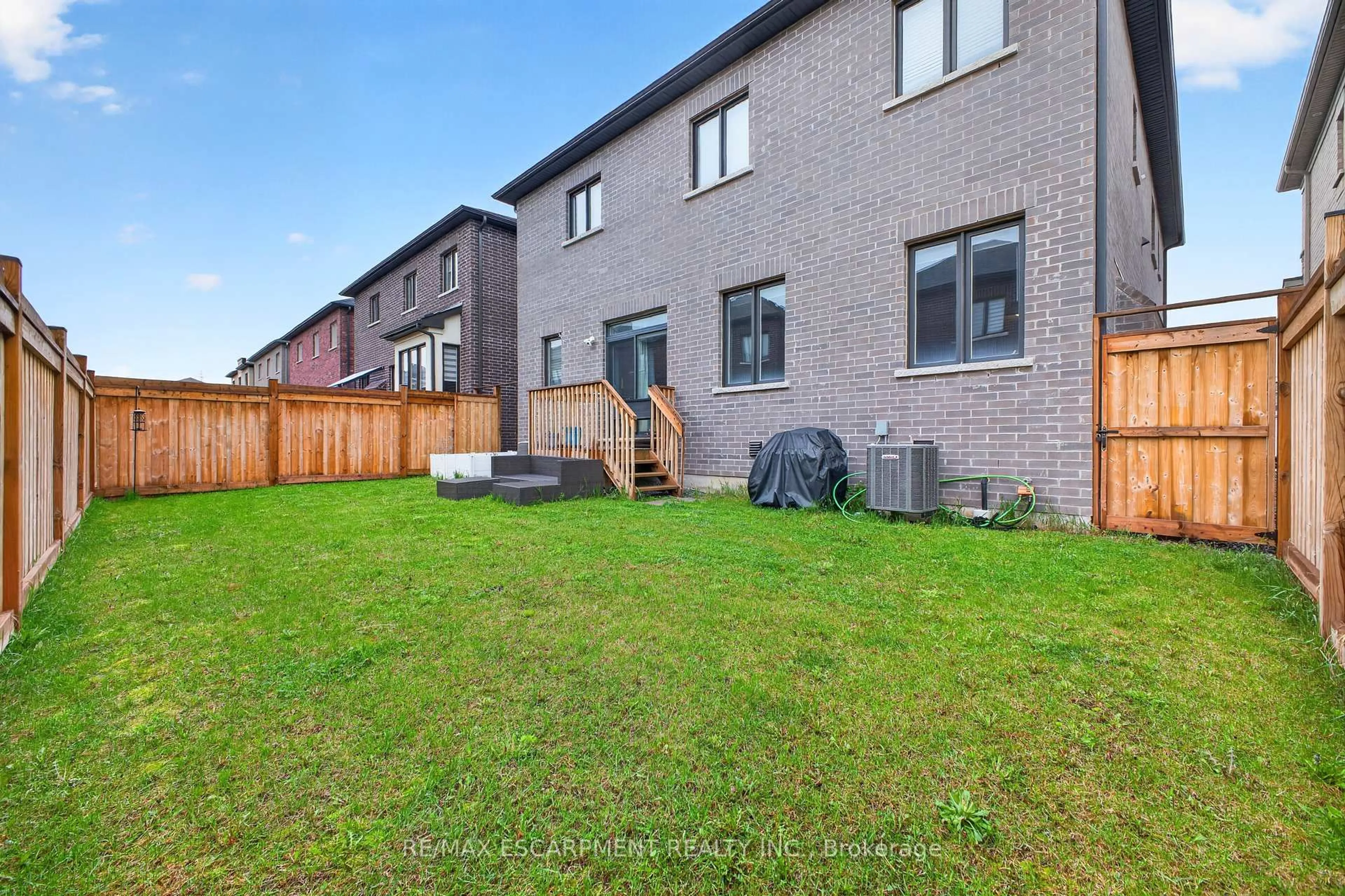 Patio, street for 20 Zimmerman Gdns, Hamilton Ontario L8B 1Y9