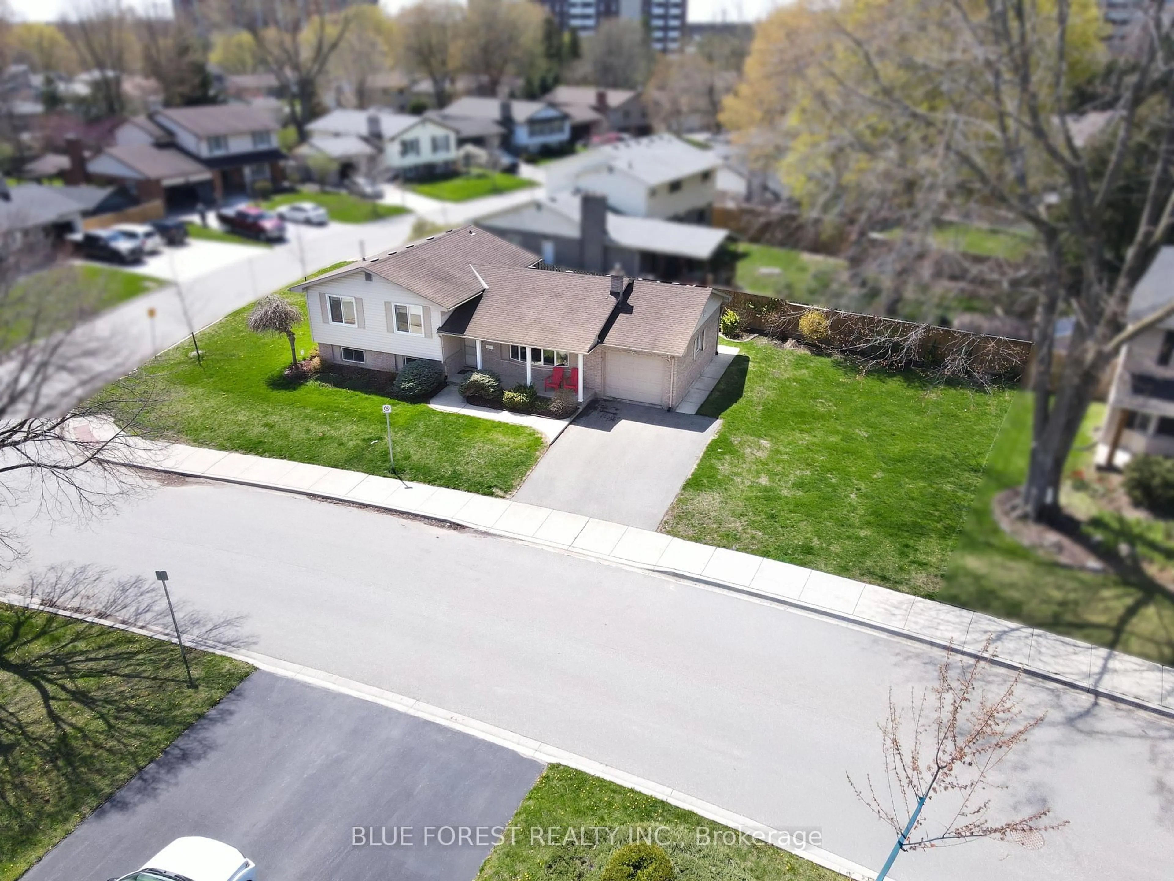 A pic from outside/outdoor area/front of a property/back of a property/a pic from drone, street for 23 Fox Mill Cres, London South Ontario N6J 2B3