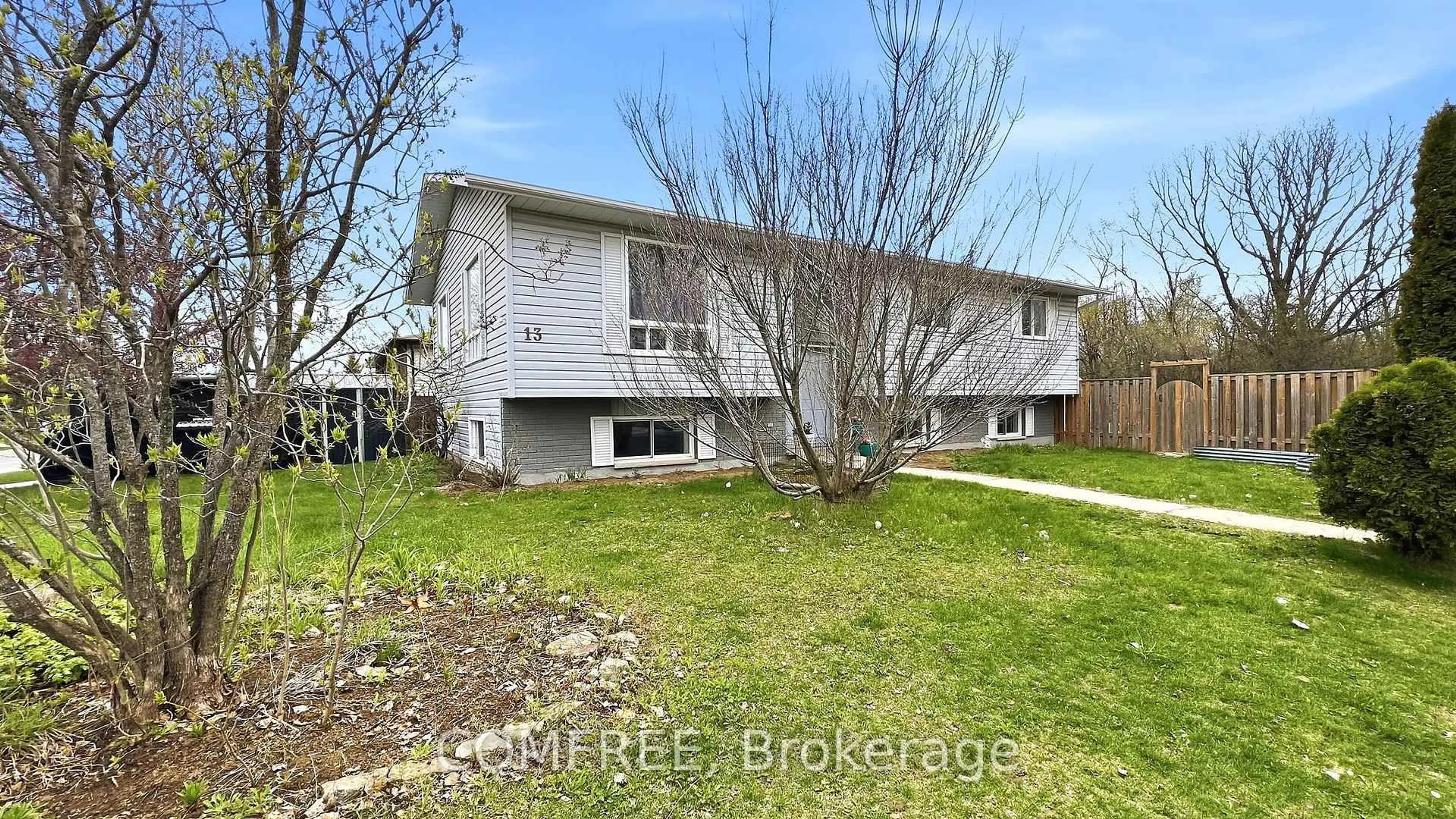 A pic from outside/outdoor area/front of a property/back of a property/a pic from drone, unknown for 13 Pearl St, Smiths Falls Ontario K7A 5G2