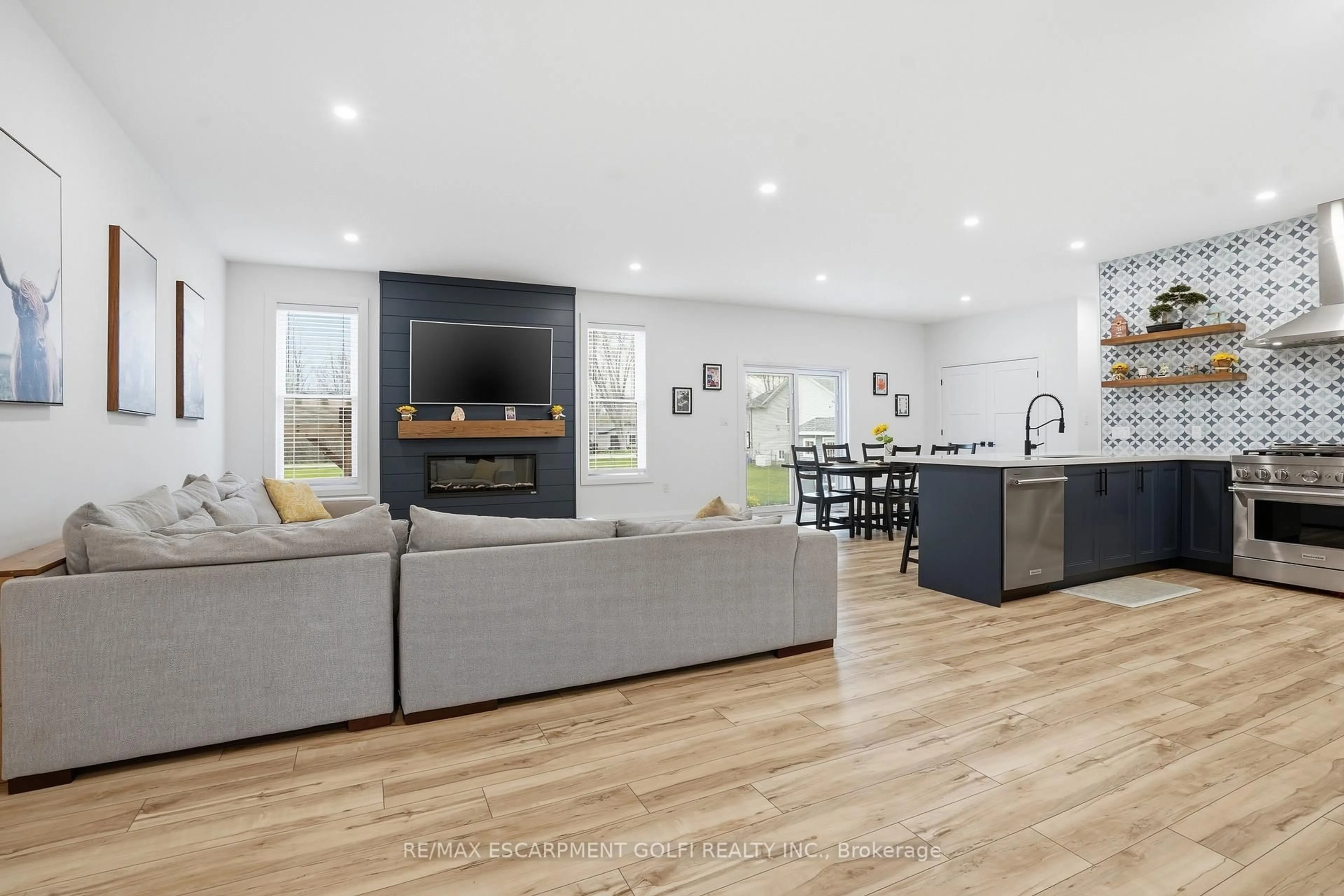 Open concept kitchen, unknown for 104 Neva Rd, Fort Erie Ontario L0S 1N0