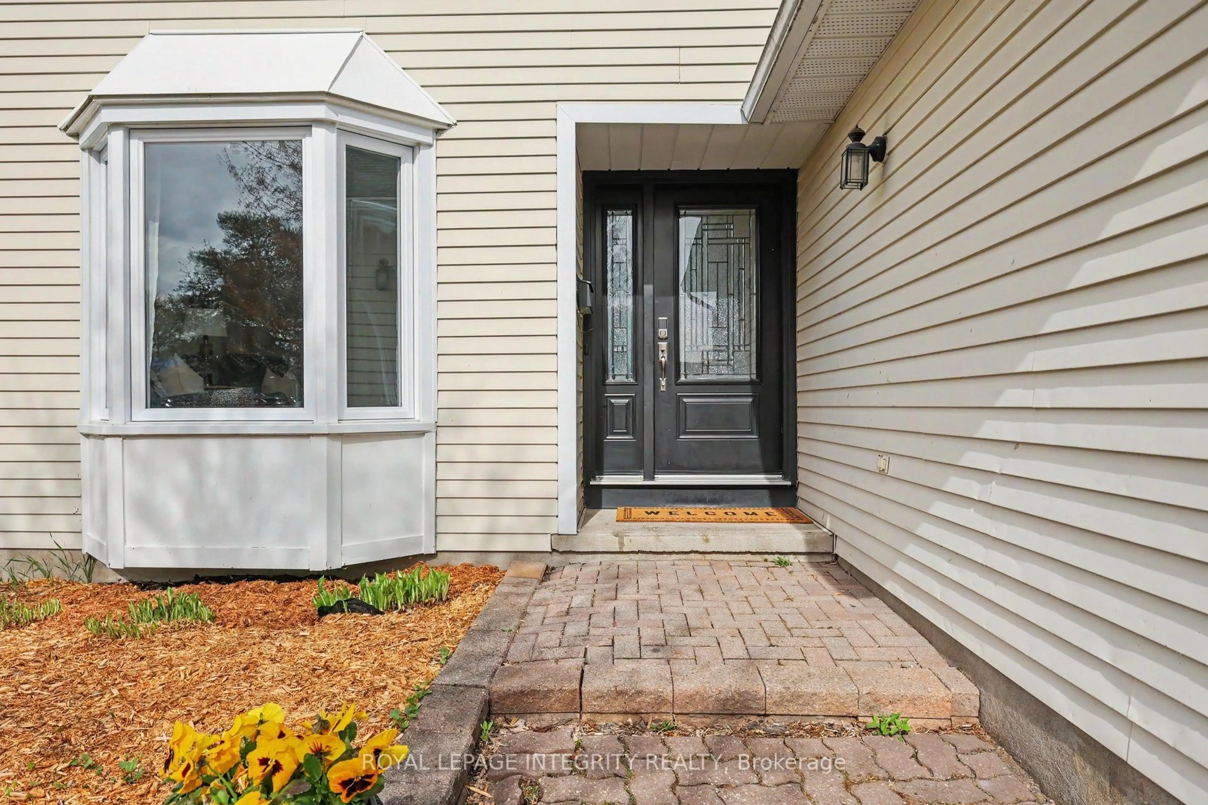 Indoor entryway for 1138 St Germain Cres, Ottawa Ontario K1C 2L8