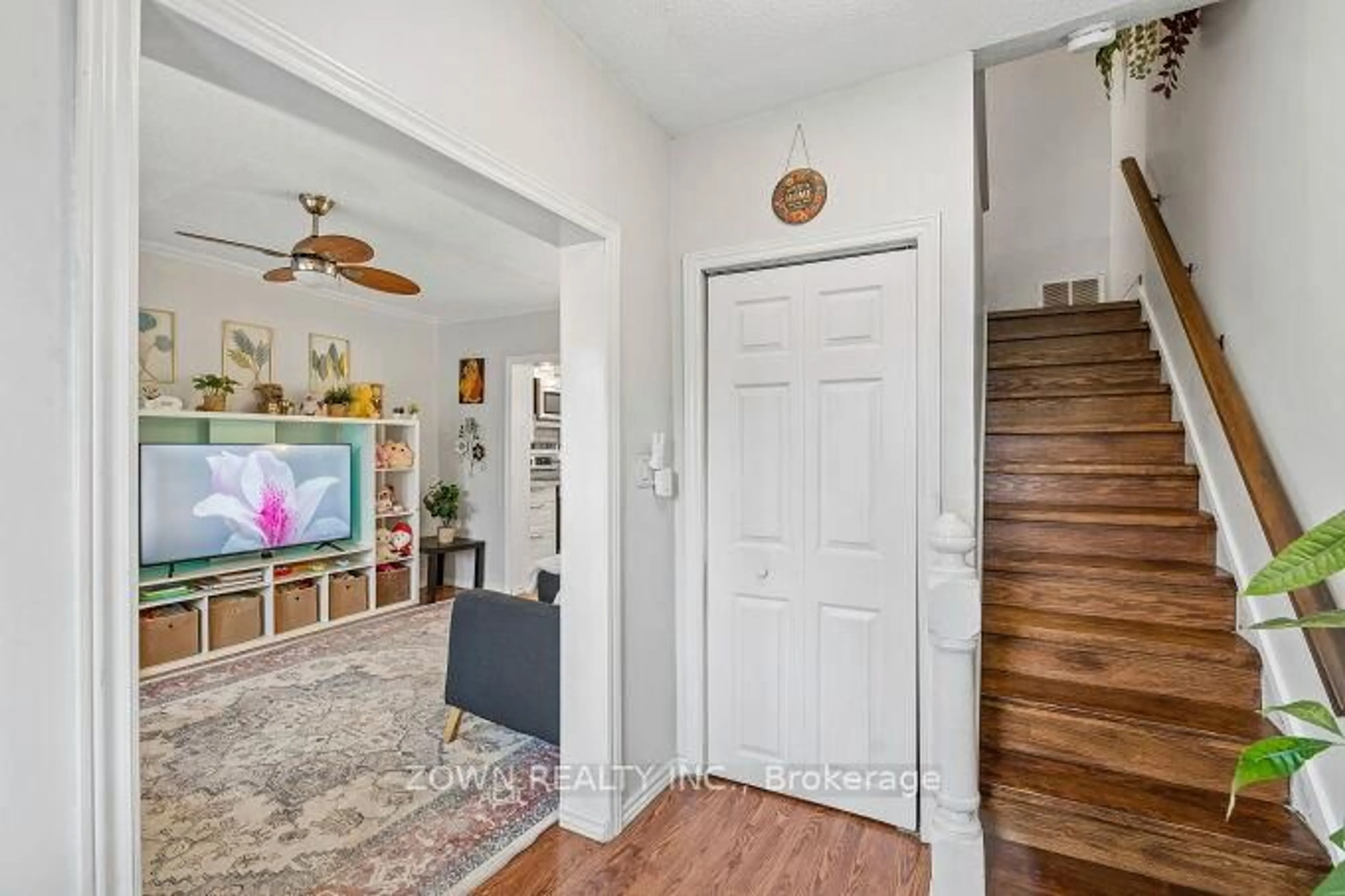 Indoor entryway for 6 Albany Ave, Hamilton Ontario L8H 2H2