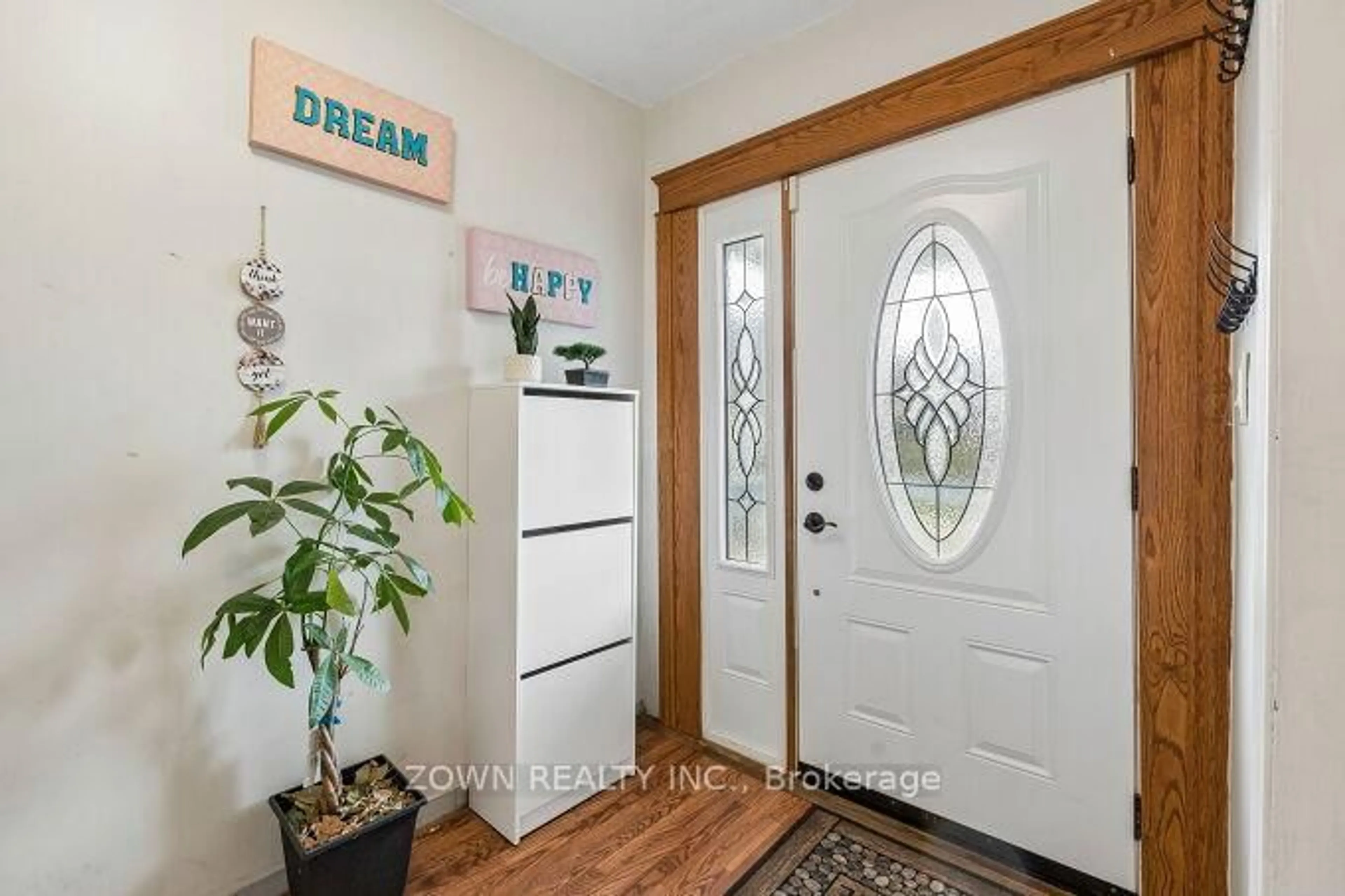 Indoor entryway for 6 Albany Ave, Hamilton Ontario L8H 2H2