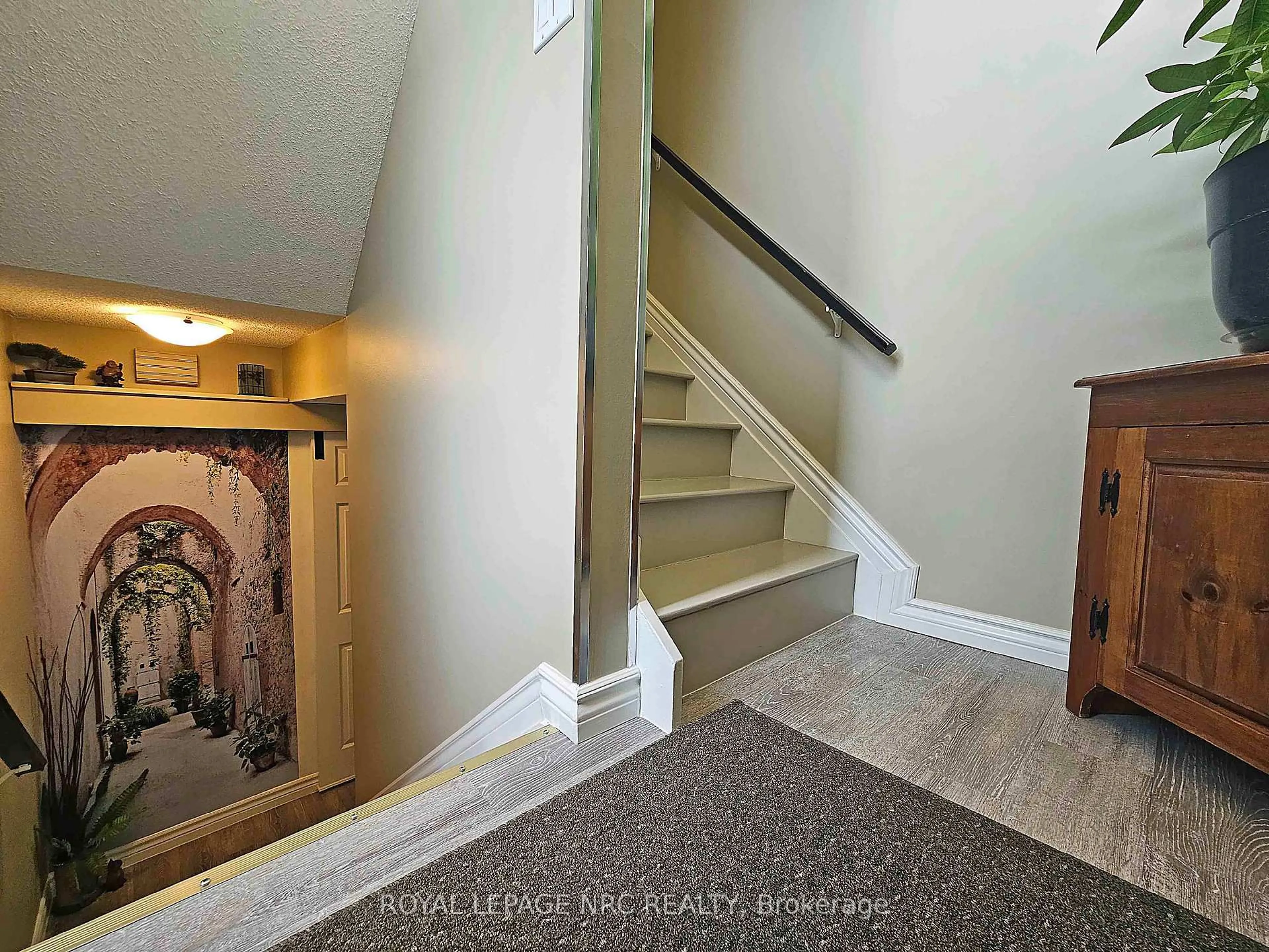 Indoor foyer for 151 Parnell Rd #61, St. Catharines Ontario L2M 3S4