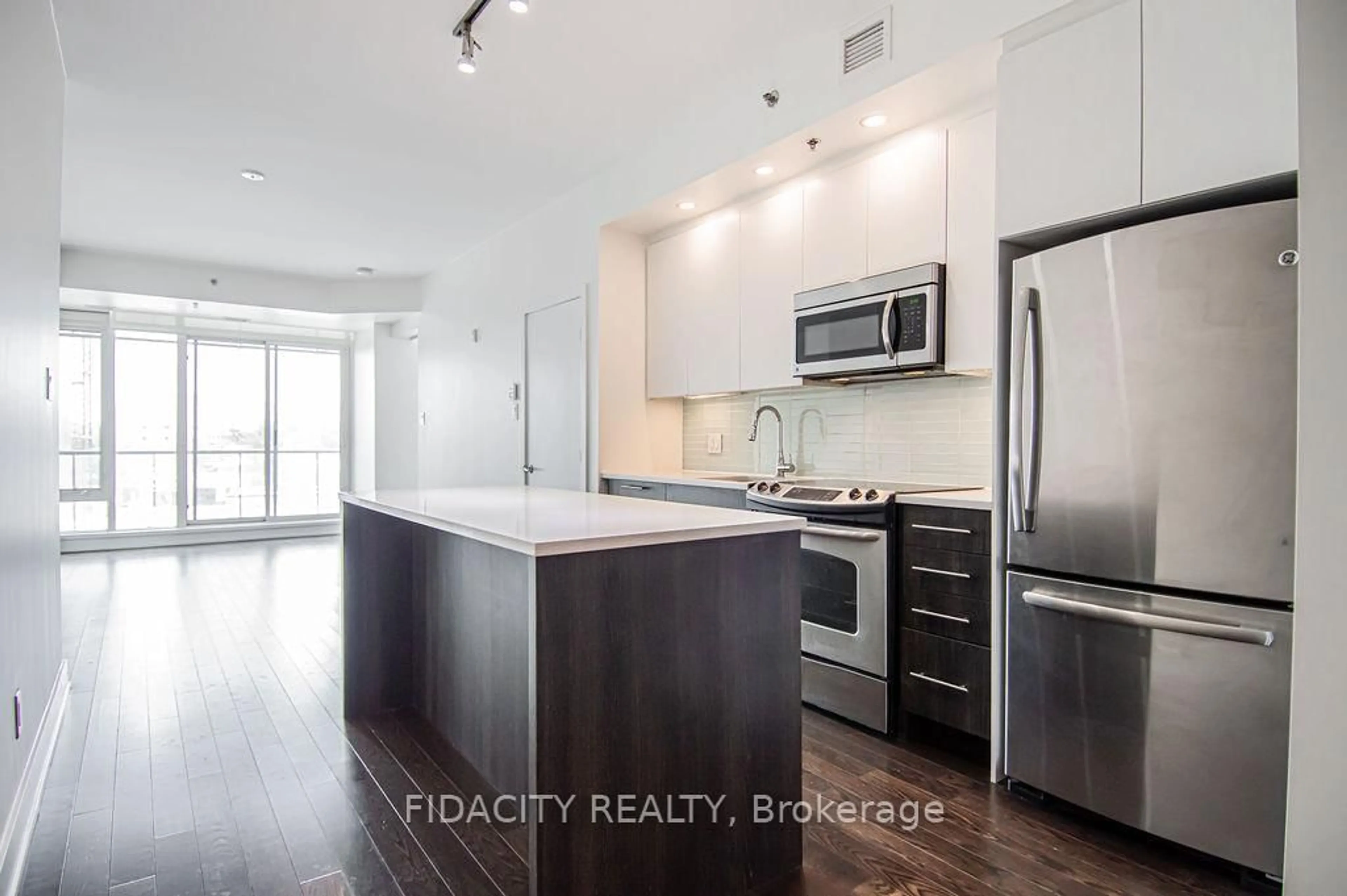 Open concept kitchen, wood/laminate floor for 88 Richmond Rd #313, Ottawa Ontario K1Z 0B3