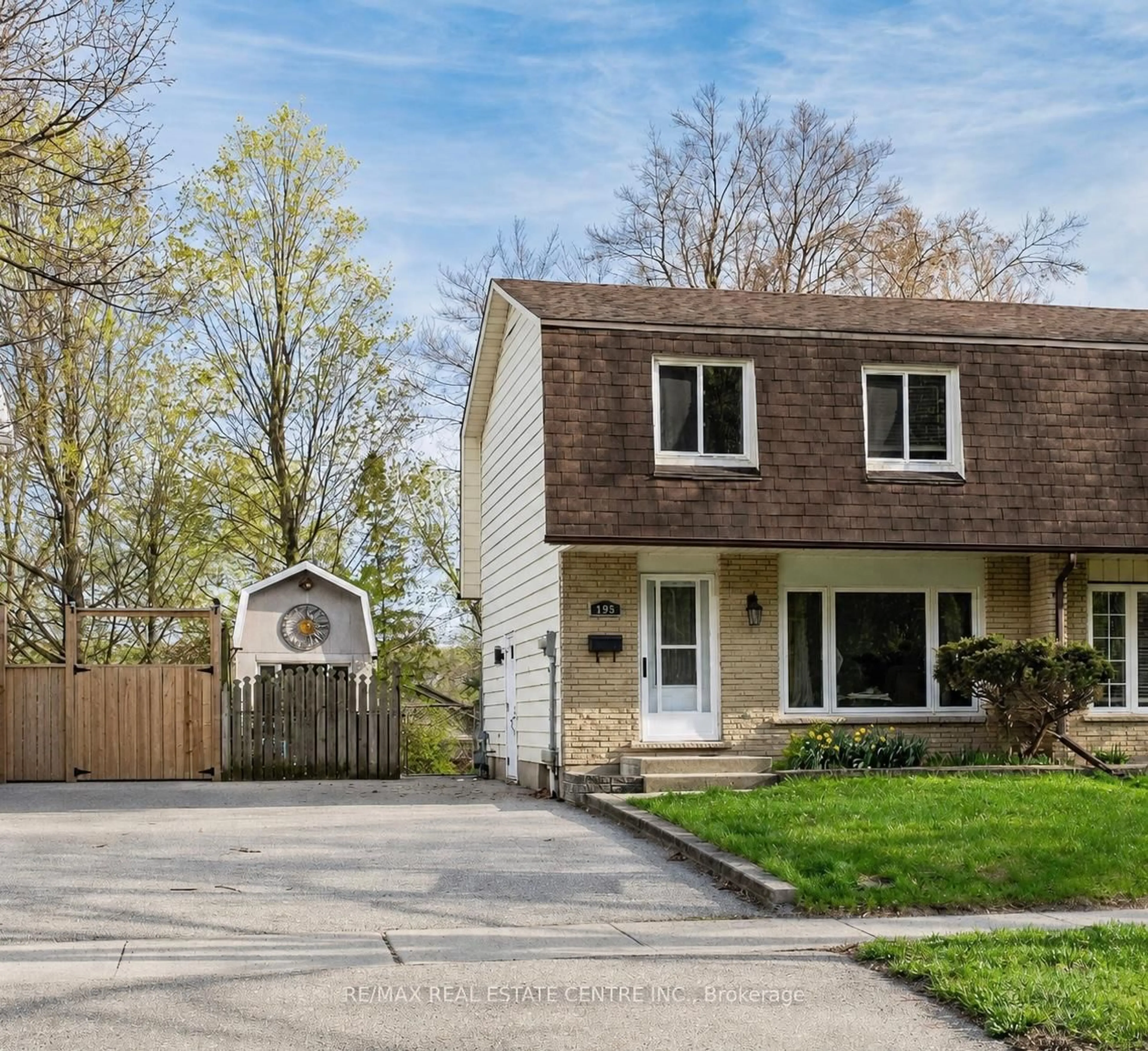 Home with vinyl exterior material, street for 195 OLD CARRIAGE Dr, Kitchener Ontario N2P 1H5