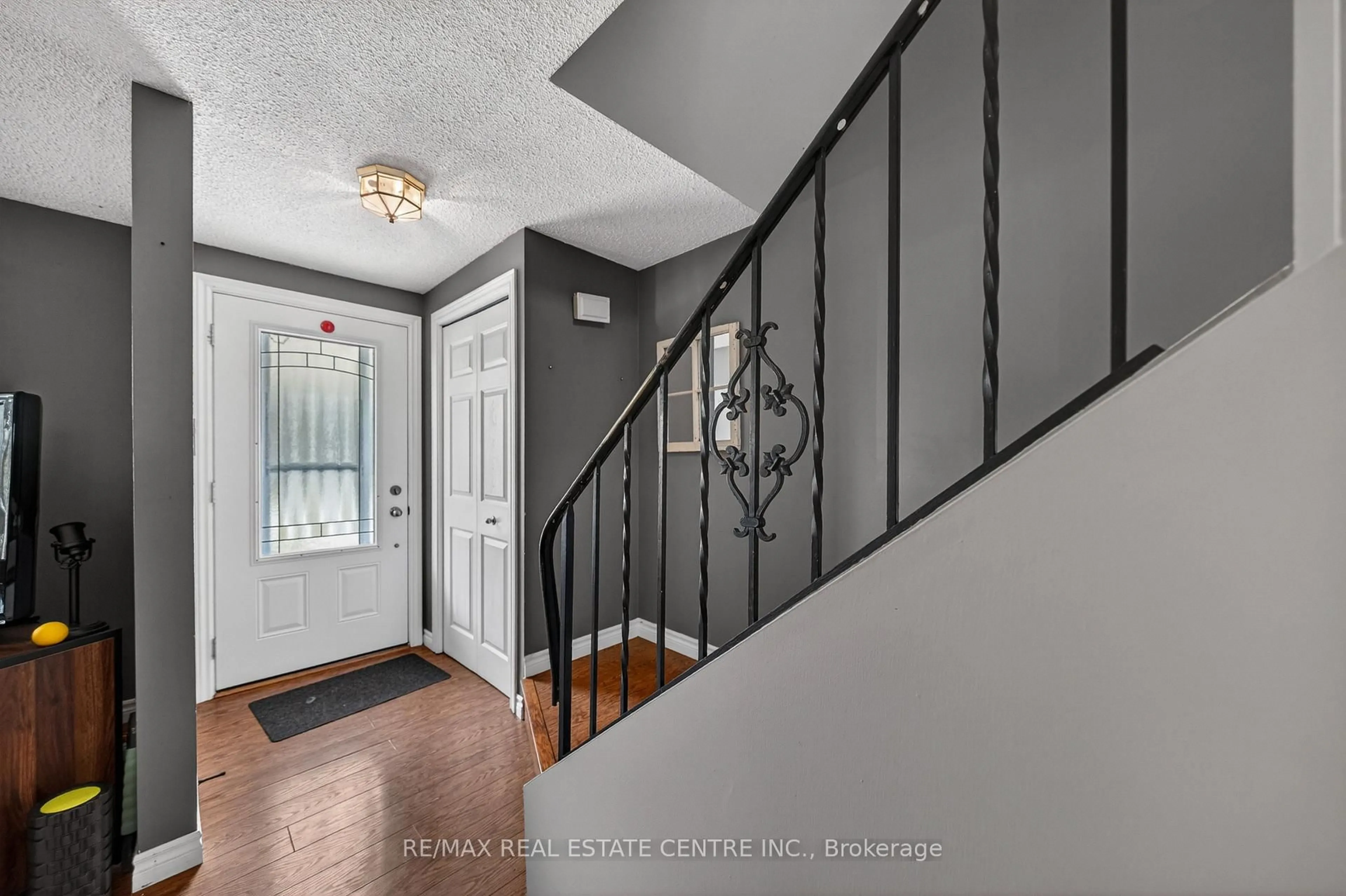 Indoor entryway for 195 OLD CARRIAGE Dr, Kitchener Ontario N2P 1H5
