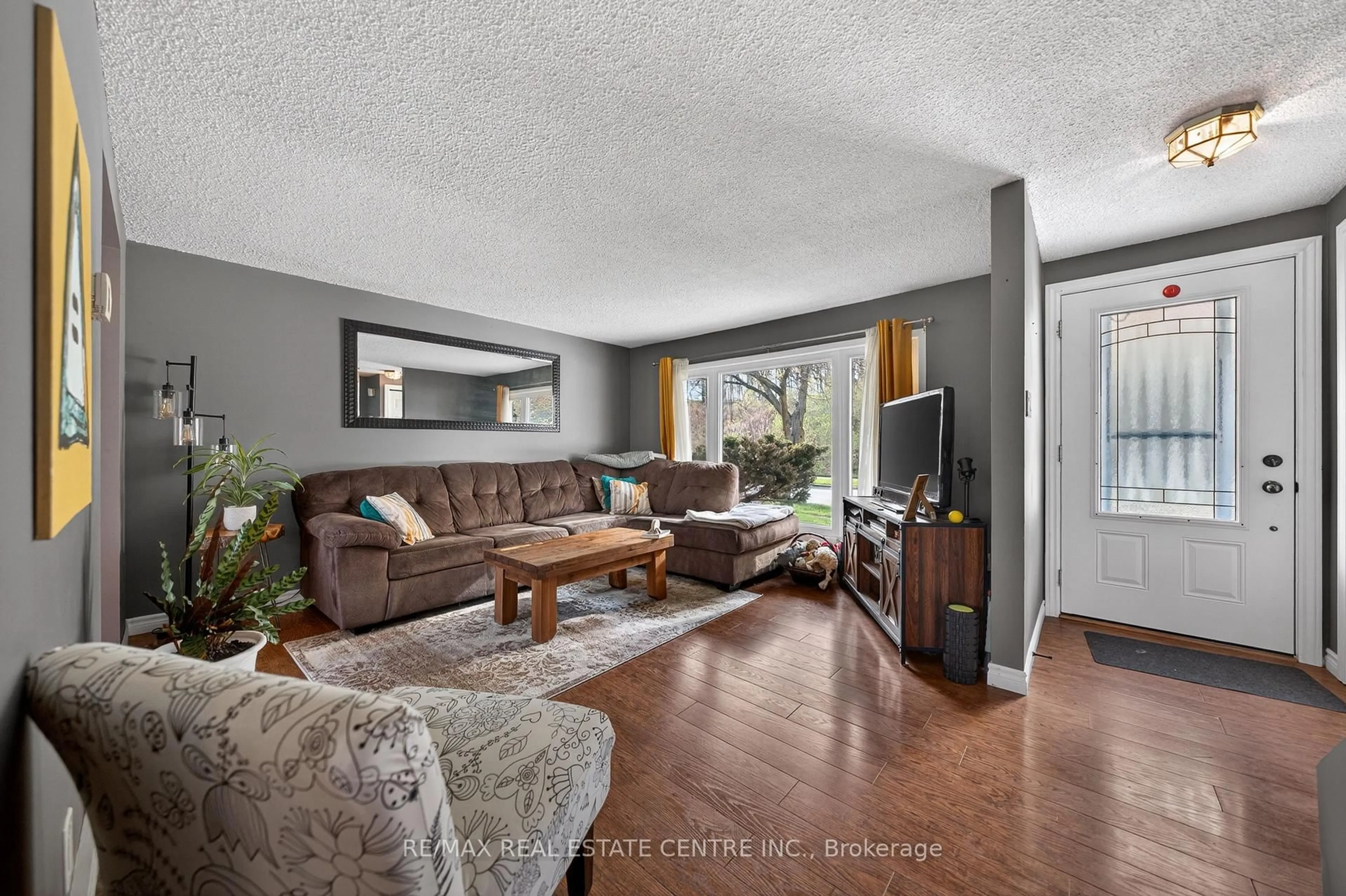 Living room with furniture, unknown for 195 OLD CARRIAGE Dr, Kitchener Ontario N2P 1H5