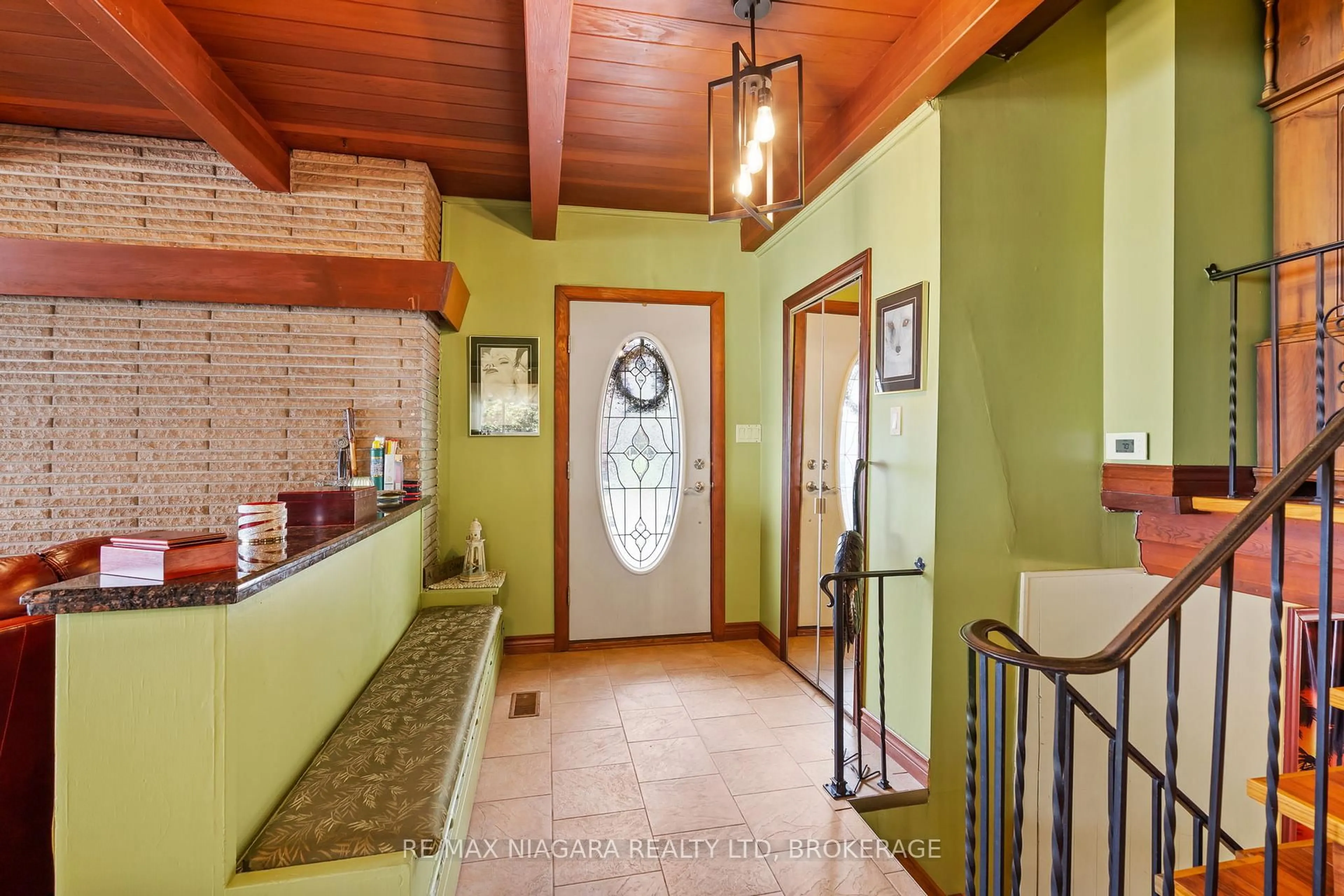 Indoor foyer for 10419 Lakeshore Rd, Wainfleet Ontario L3K 5V4