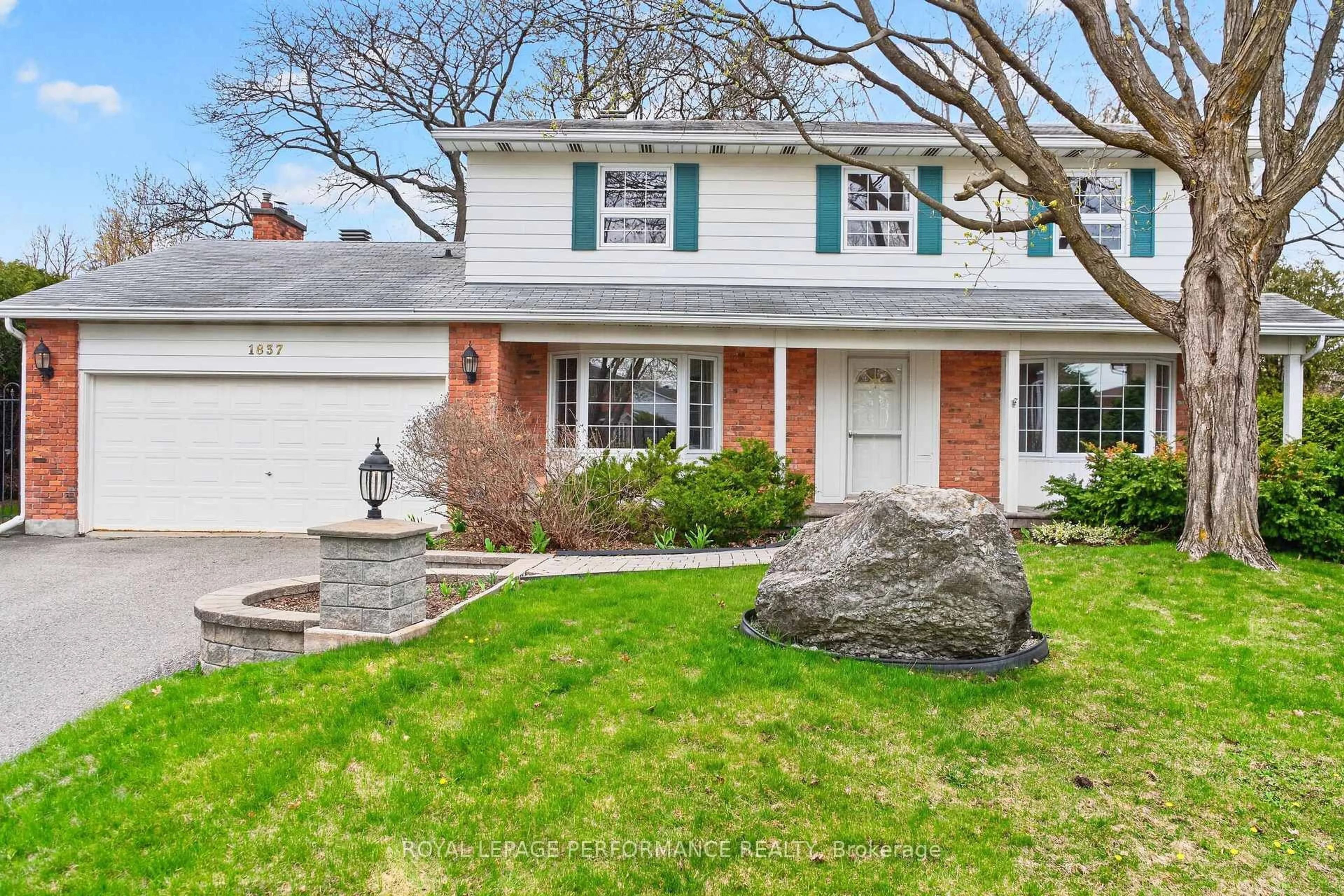 Home with vinyl exterior material, street for 1837 Juno Ave, Ottawa Ontario K1H 6S6