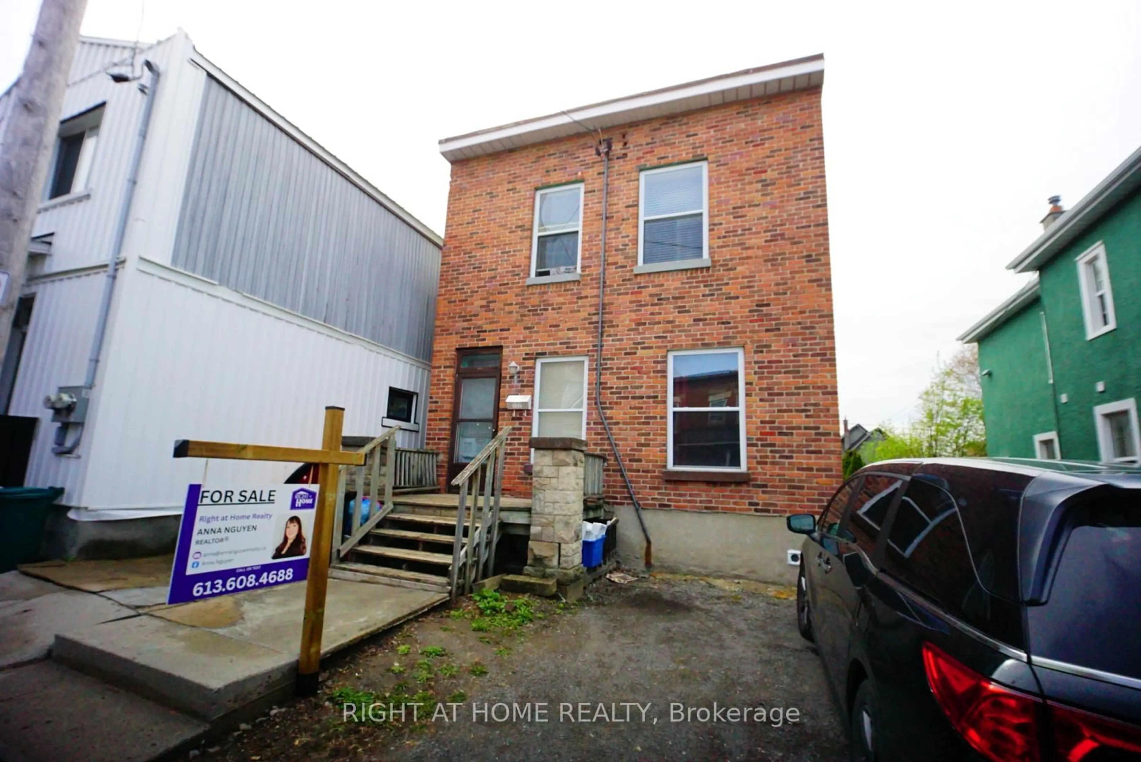 A pic from outside/outdoor area/front of a property/back of a property/a pic from drone, building for 122 Eccles St, Ottawa Ontario K1R 6S8
