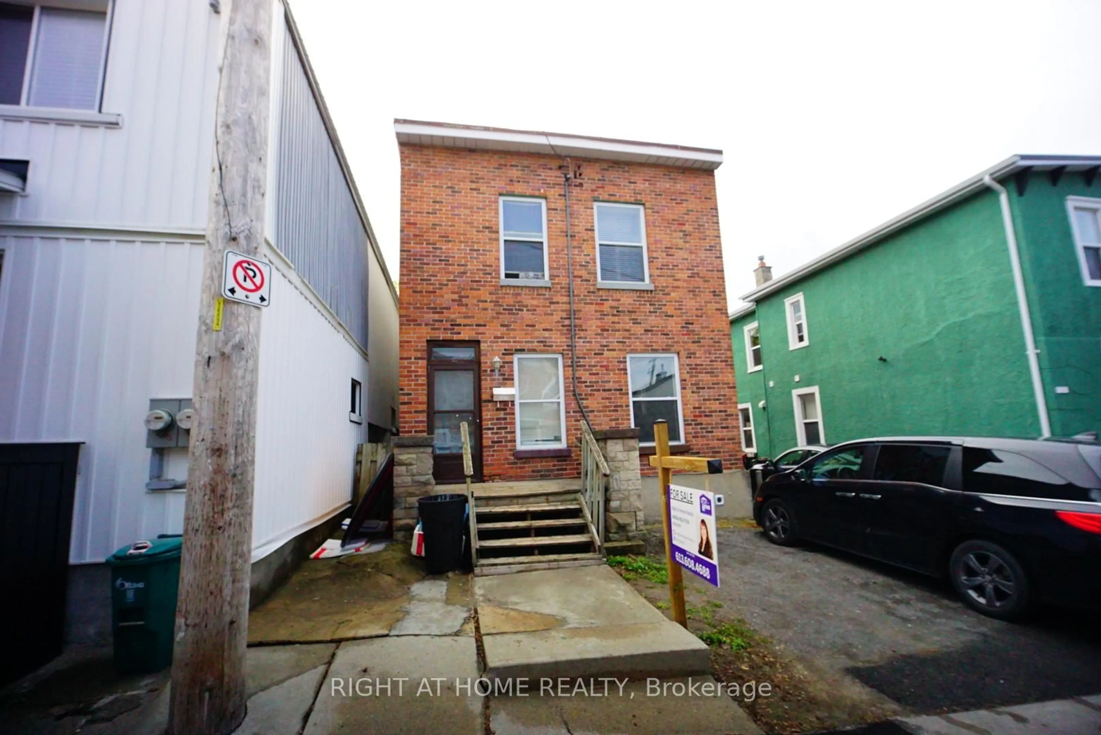 A pic from outside/outdoor area/front of a property/back of a property/a pic from drone, street for 122 Eccles St, Ottawa Ontario K1R 6S8