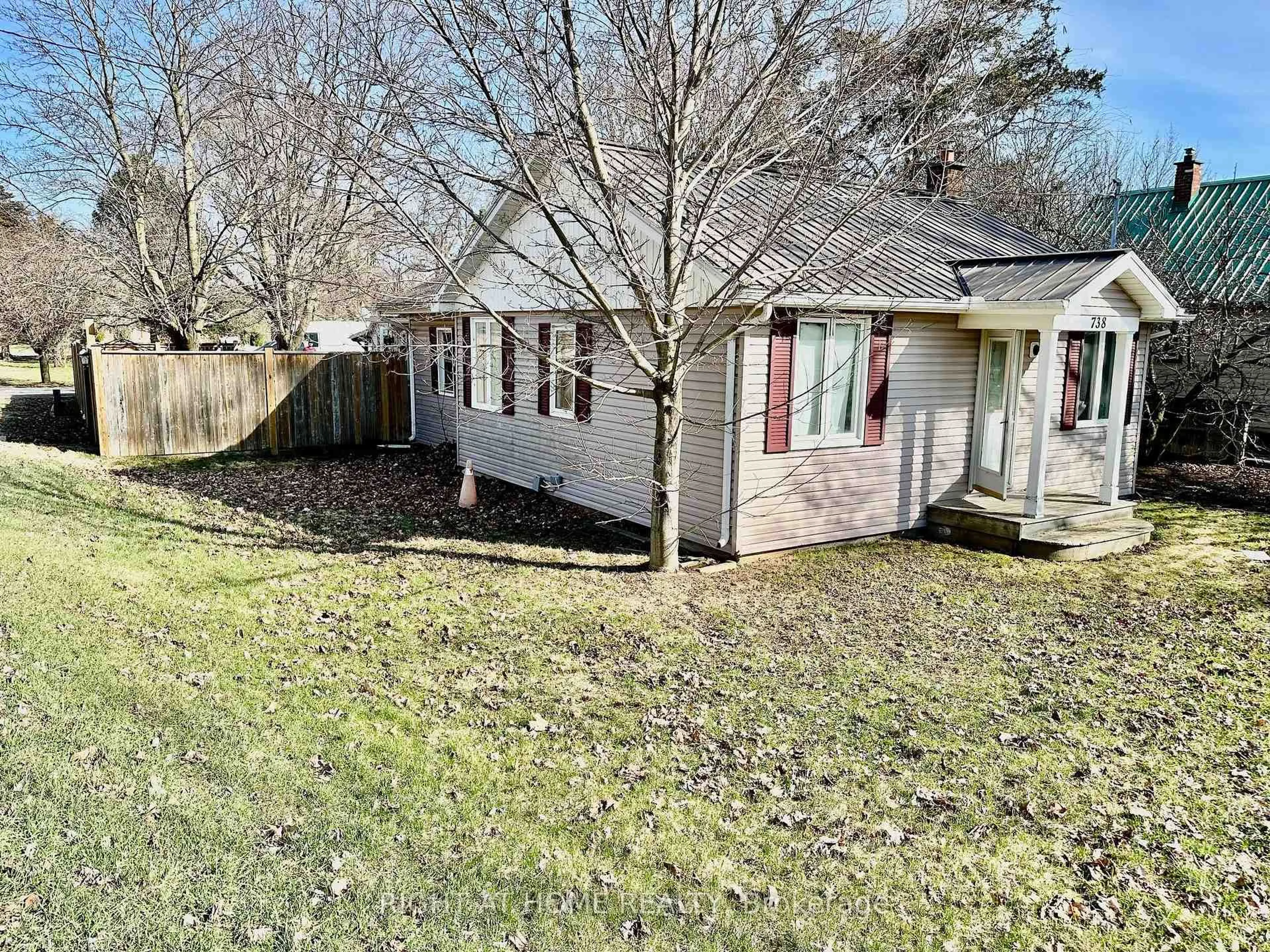 A pic from outside/outdoor area/front of a property/back of a property/a pic from drone, street for 738 MOUNT PLEASANT Rd, Brant Ontario N0E 1K0