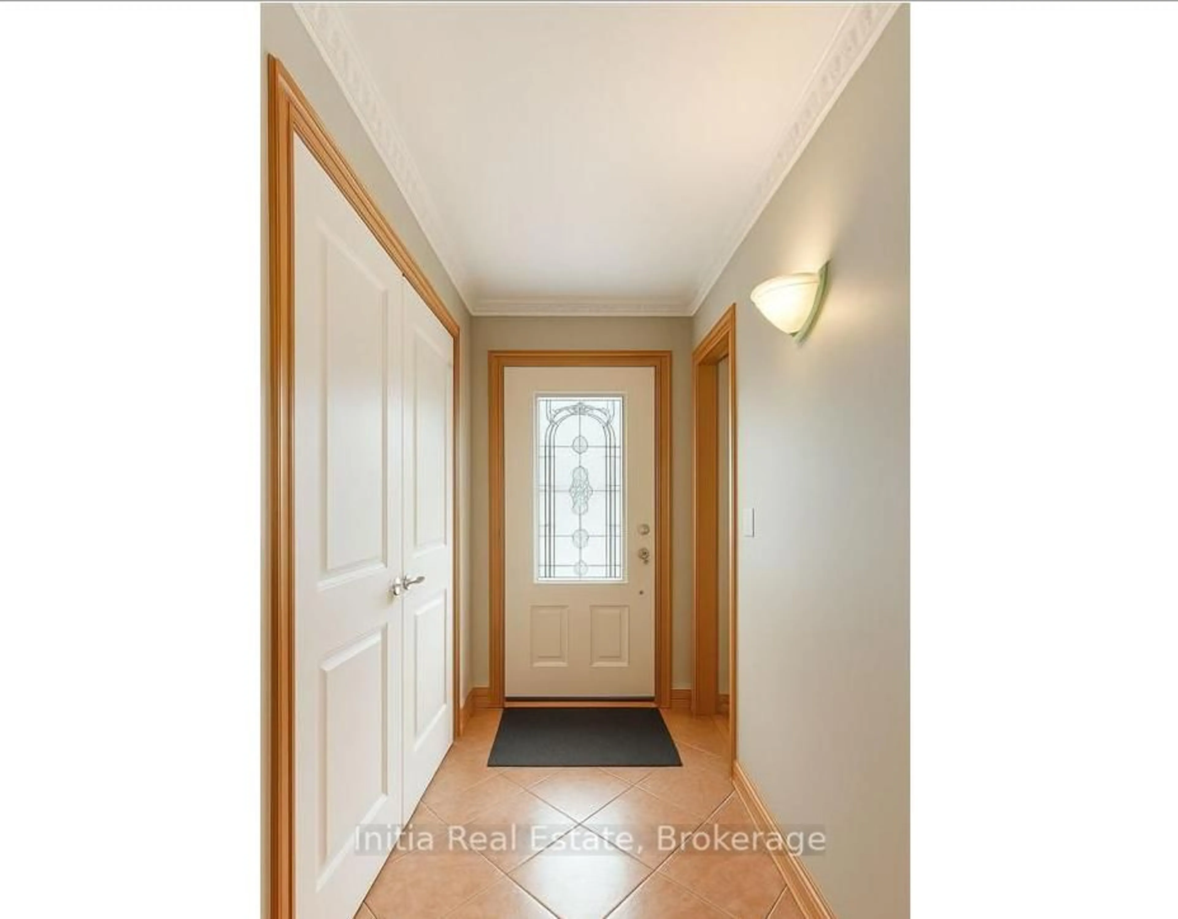 Indoor entryway for 216 Highbury Ave, London East Ontario N5Z 2W7