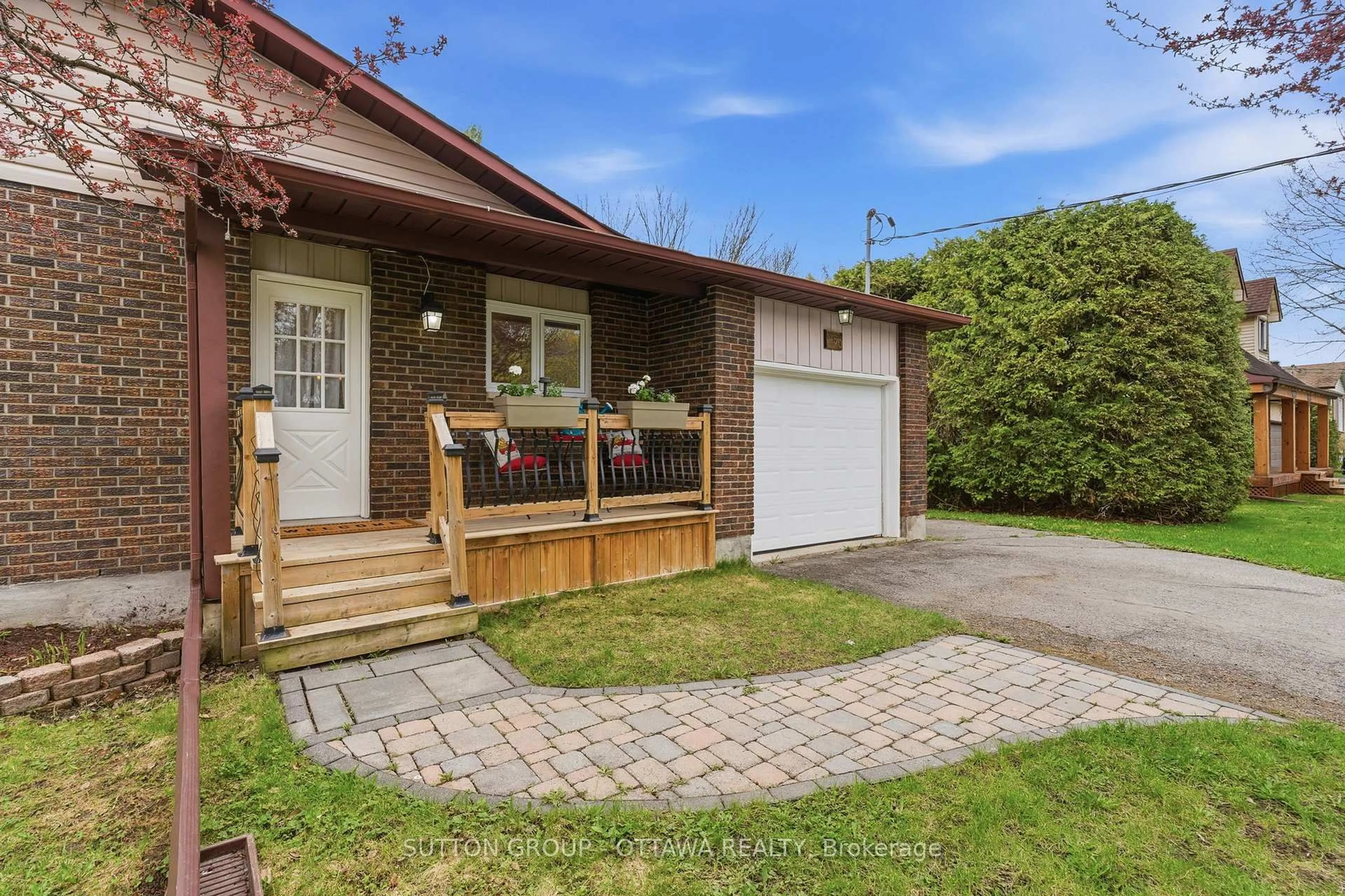 Unknown for 380 Maple St, Russell Ontario K4R 1B5