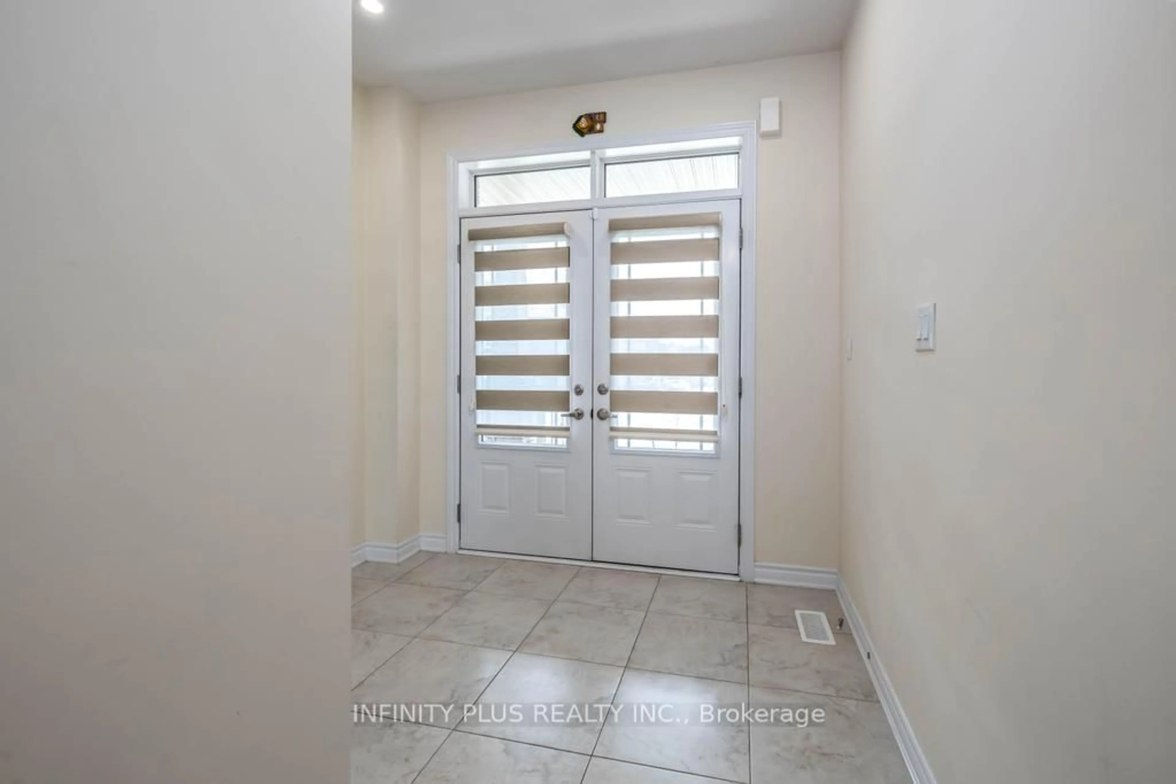 Indoor entryway for 51 Santo Crt, Woolwich Ontario N0B 1M0