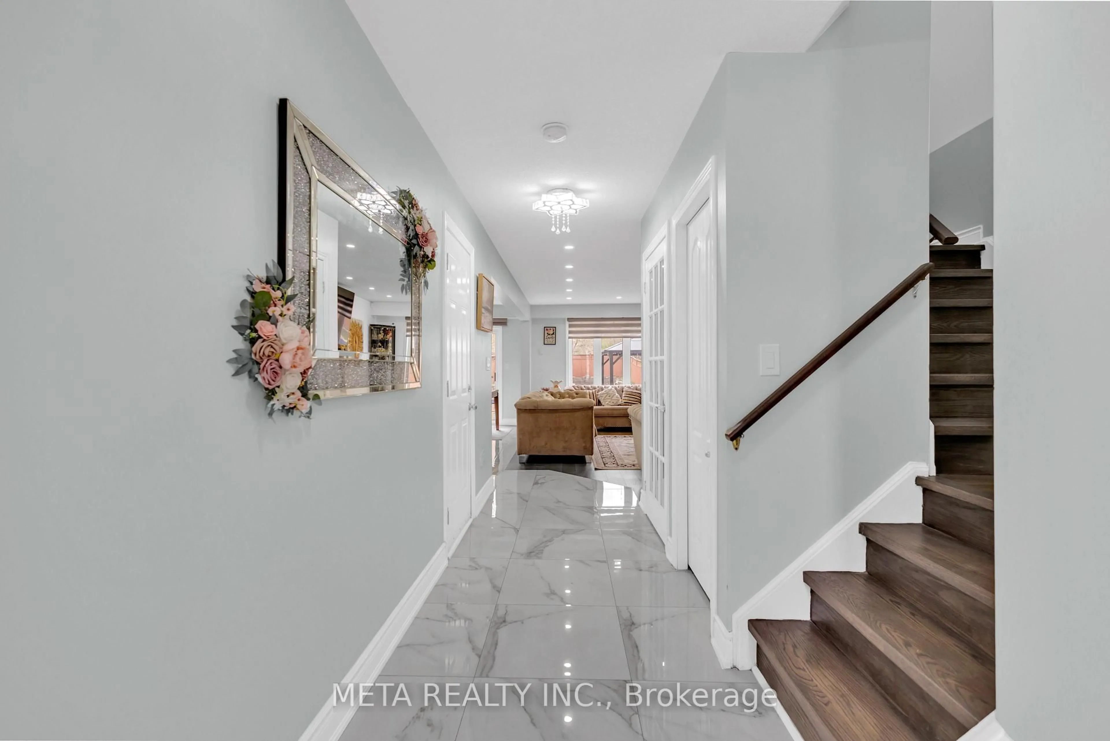 Indoor entryway for 497 Langlaw Dr, Cambridge Ontario N1P 1H8