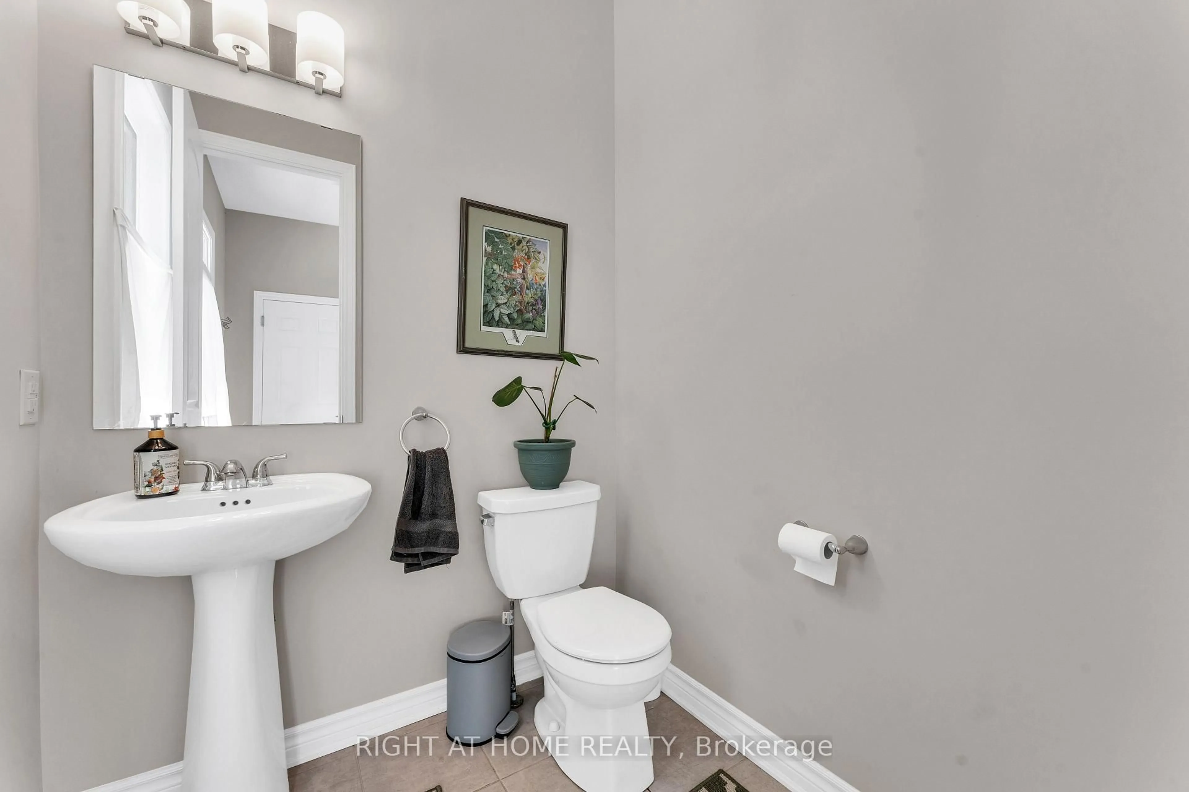 Standard bathroom, ceramic/tile floor for 329 Trammel Rd, Richmond Ontario K0A 2Z0
