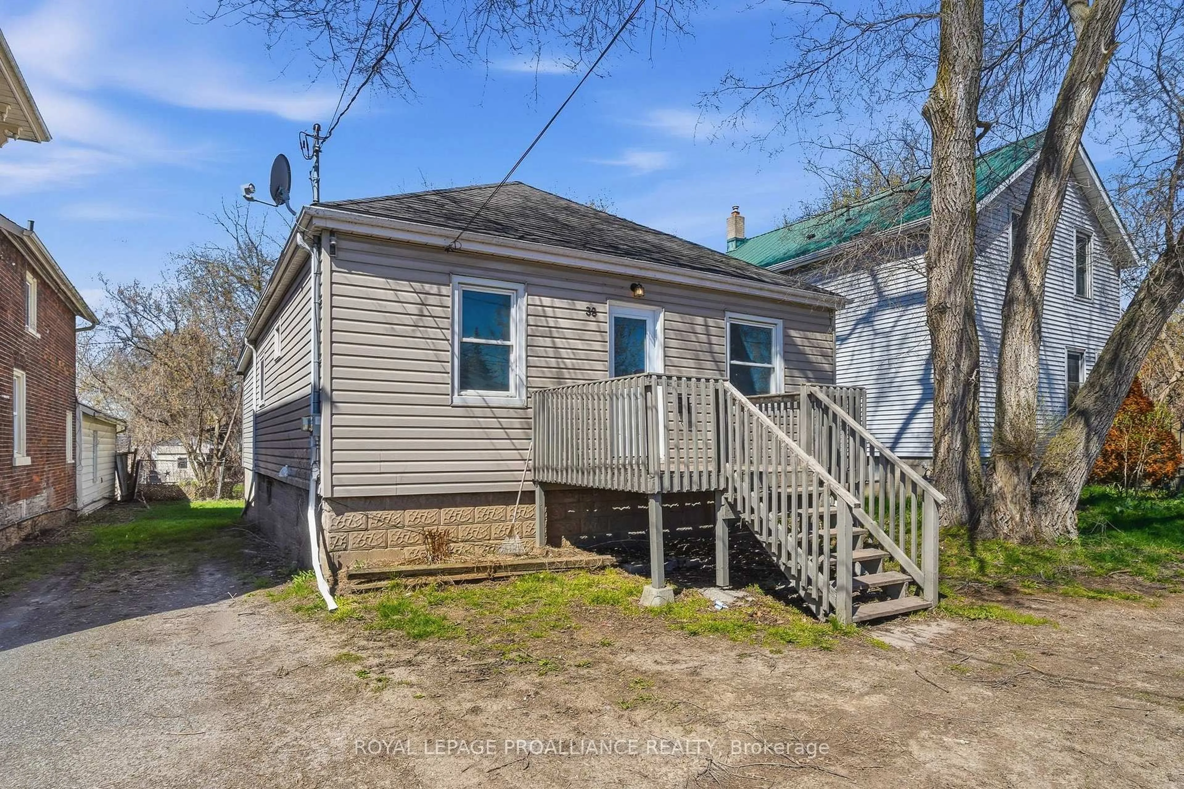 Unknown for 38 Oak St, Belleville Ontario K8N 3S8