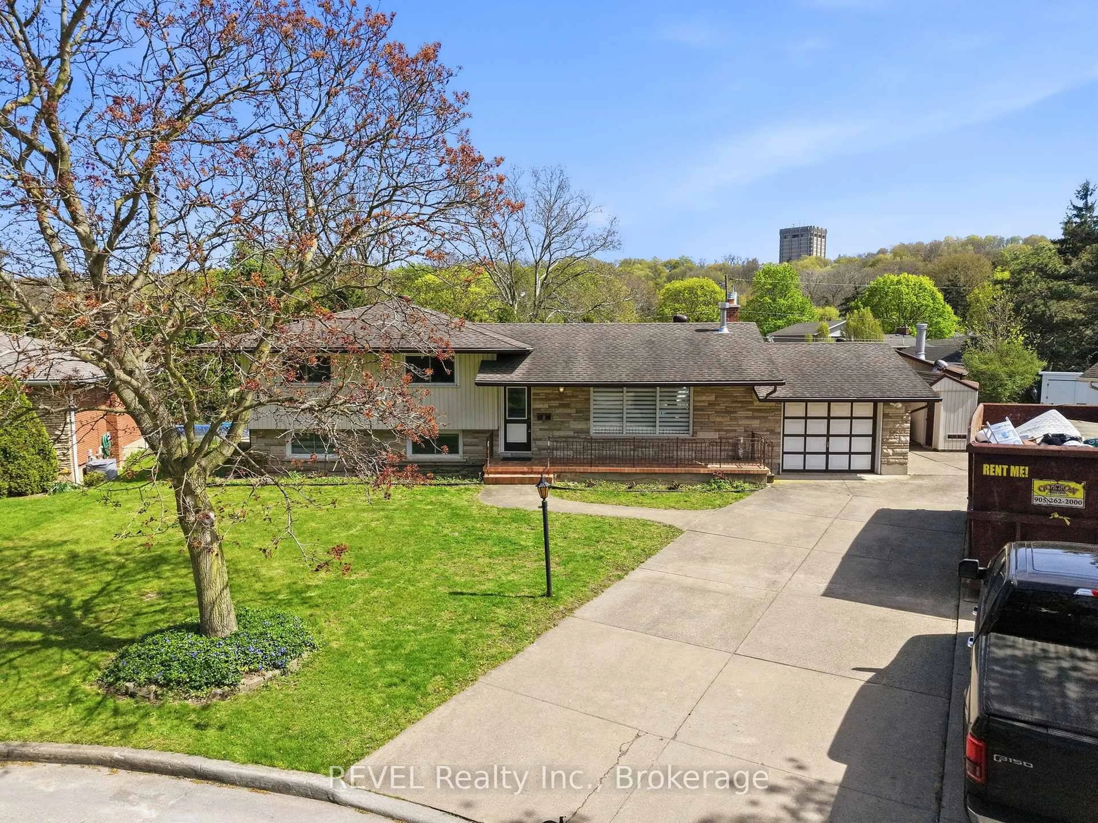 A pic from outside/outdoor area/front of a property/back of a property/a pic from drone, street for 8 Fernwood Terr, St. Catharines Ontario L2T 3W5