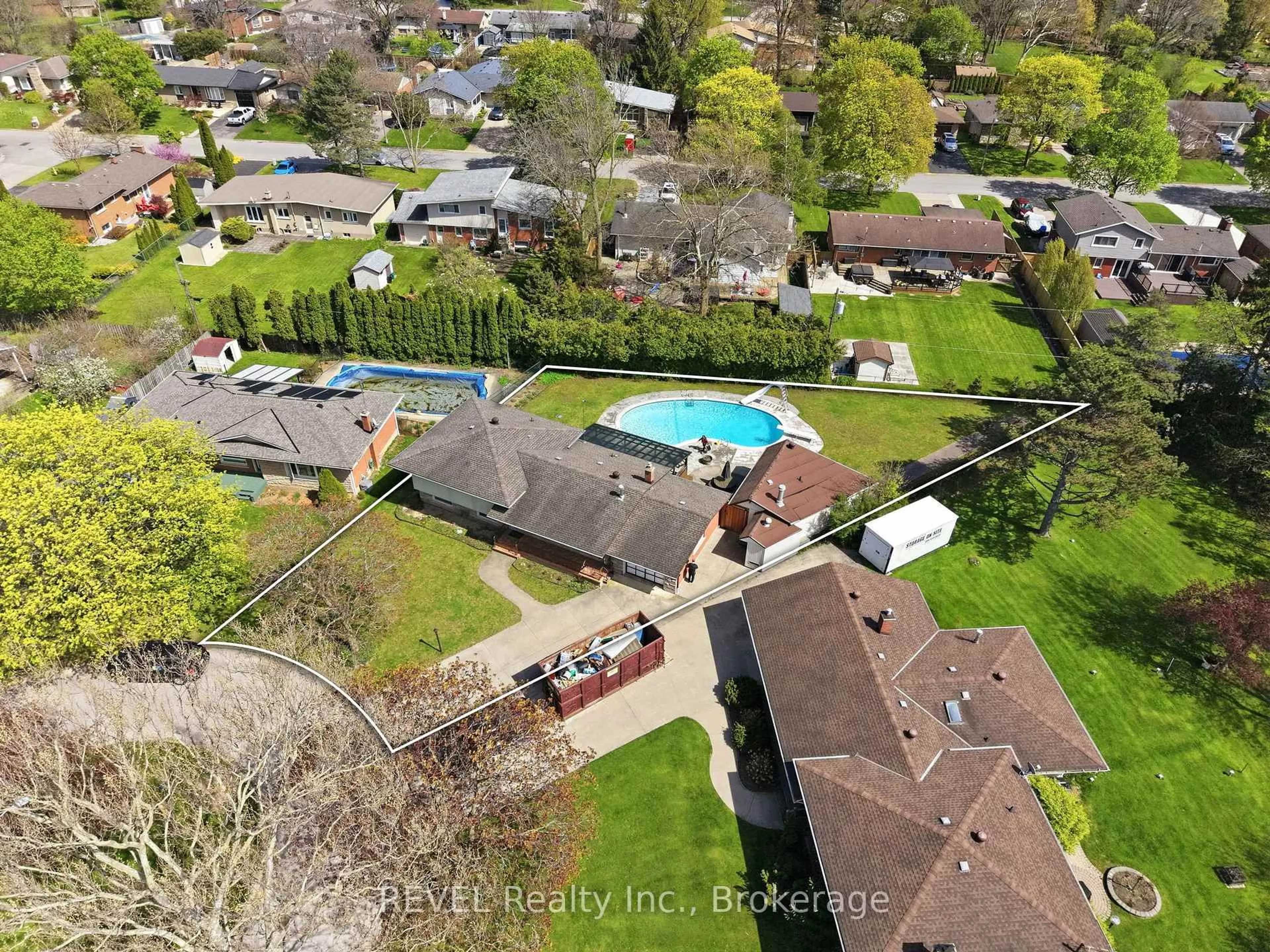 A pic from outside/outdoor area/front of a property/back of a property/a pic from drone, unknown for 8 Fernwood Terr, St. Catharines Ontario L2T 3W5