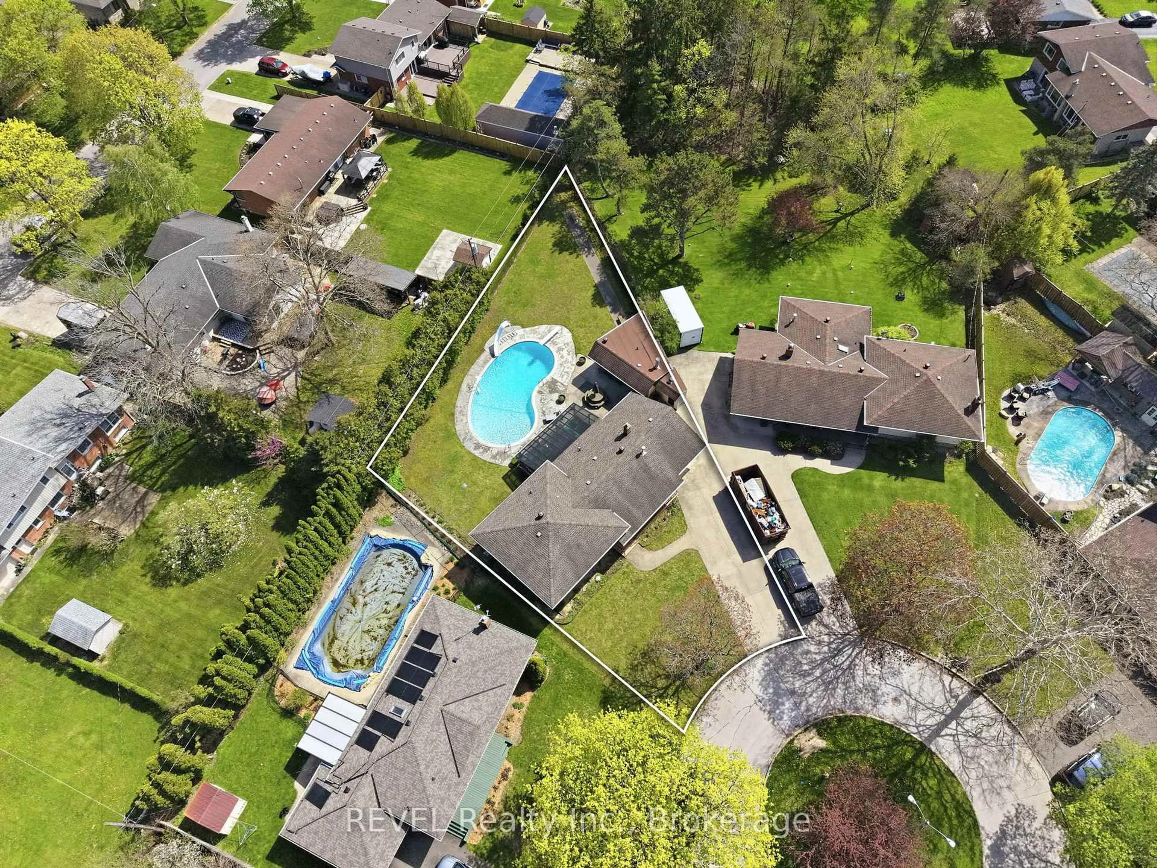 A pic from outside/outdoor area/front of a property/back of a property/a pic from drone, water/lake/river/ocean view for 8 Fernwood Terr, St. Catharines Ontario L2T 3W5