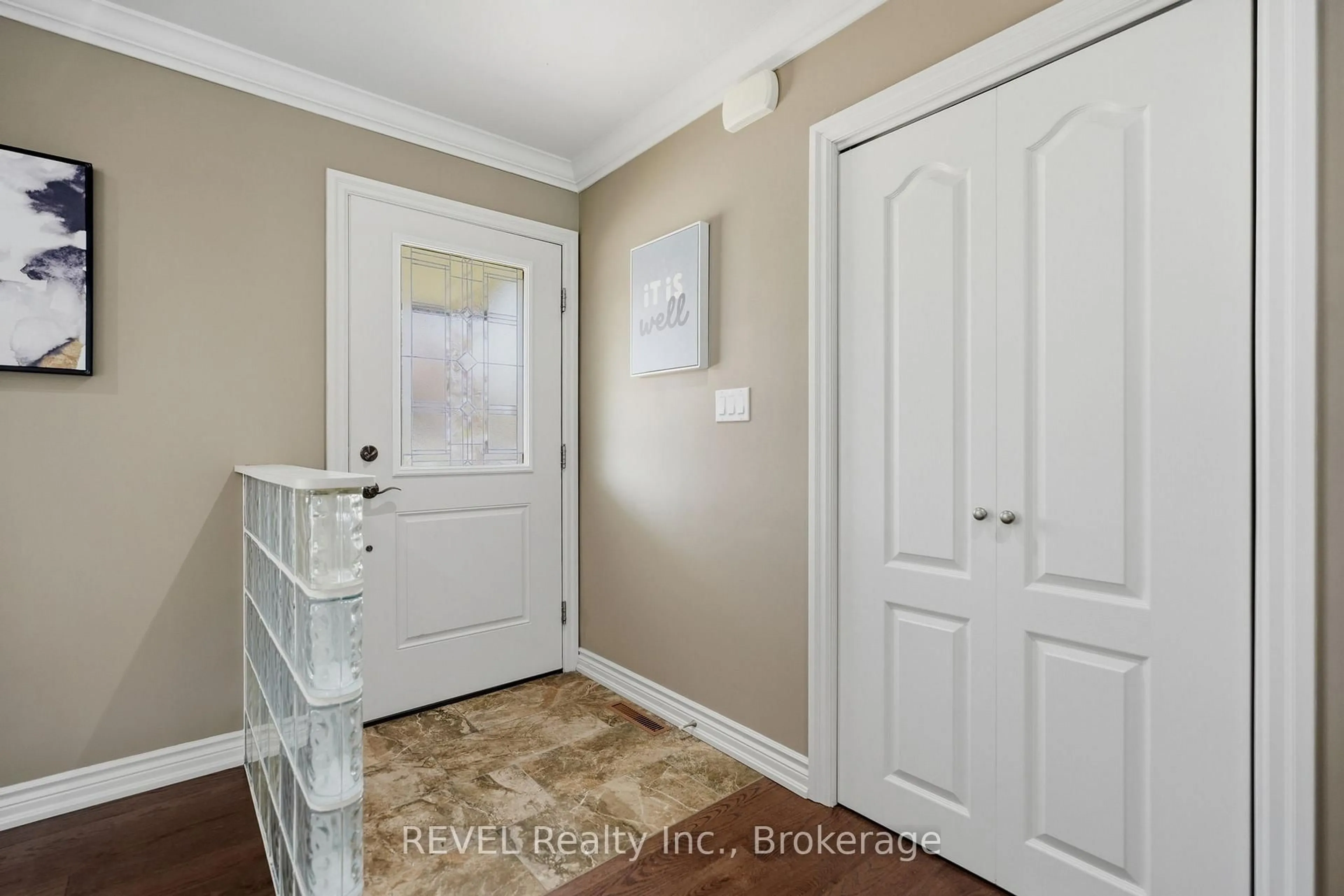 Indoor entryway for 8 Fernwood Terr, St. Catharines Ontario L2T 3W5