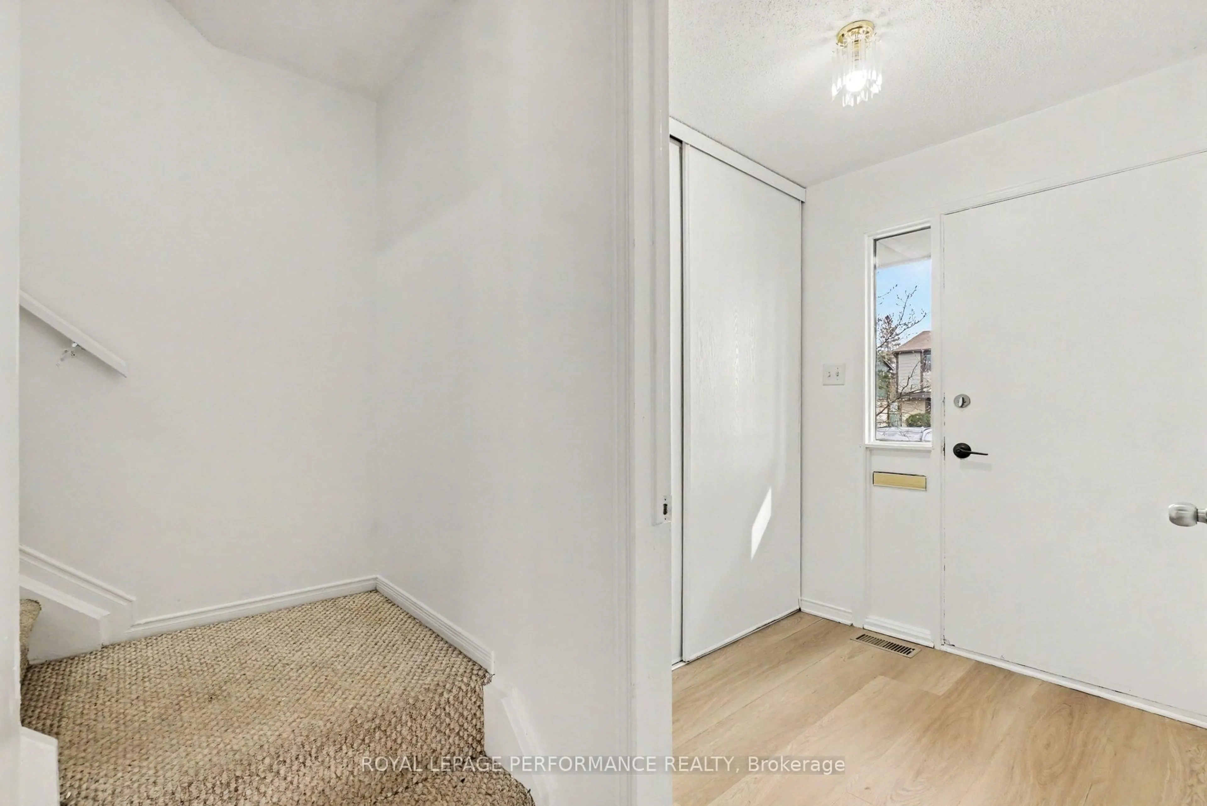 Indoor entryway for 1641 Meadowbrook Rd, Ottawa Ontario K1B 4W6