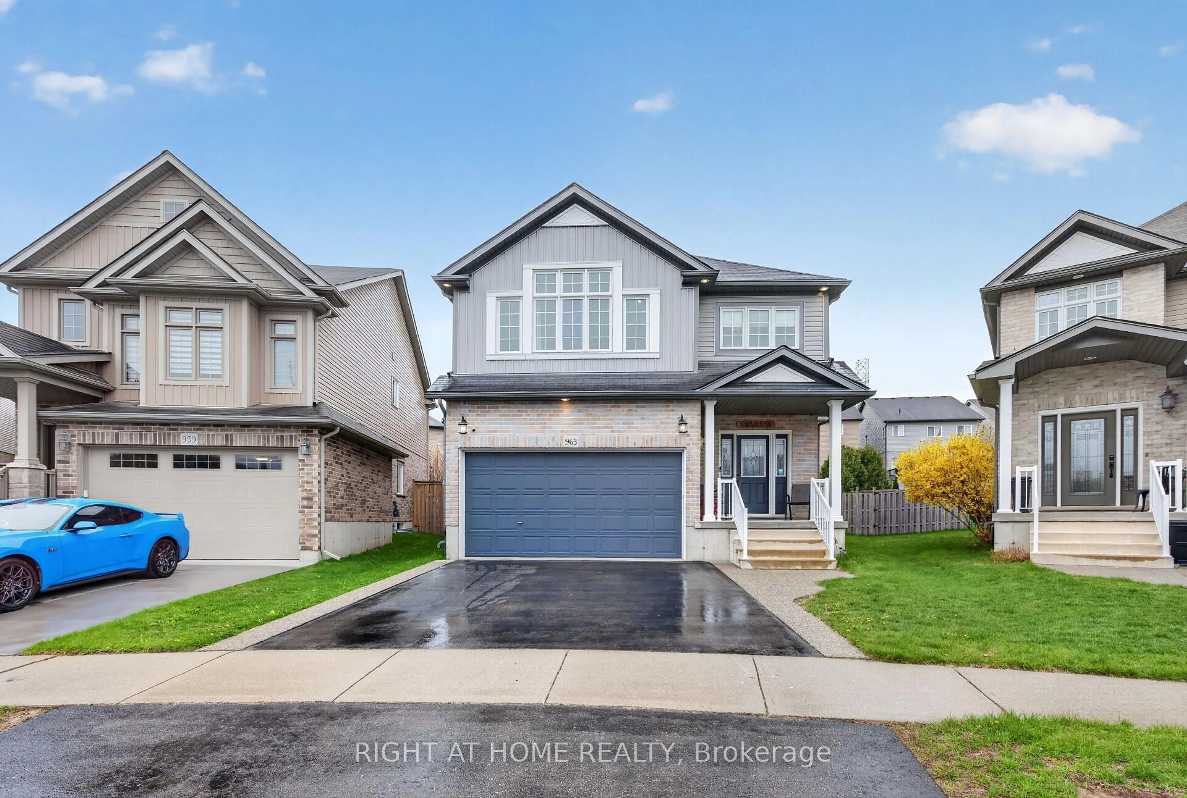 Home with vinyl exterior material, street for 963 Bianca Crt, Kitchener Ontario N2R 0A5