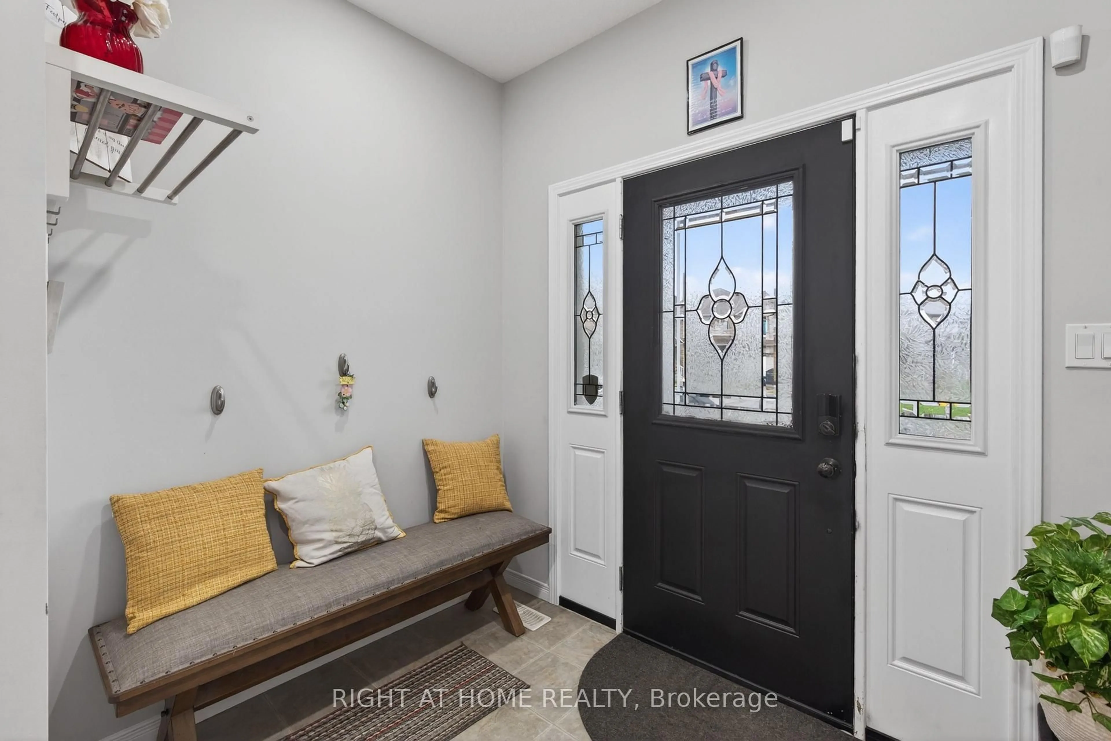 Indoor entryway for 963 Bianca Crt, Kitchener Ontario N2R 0A5