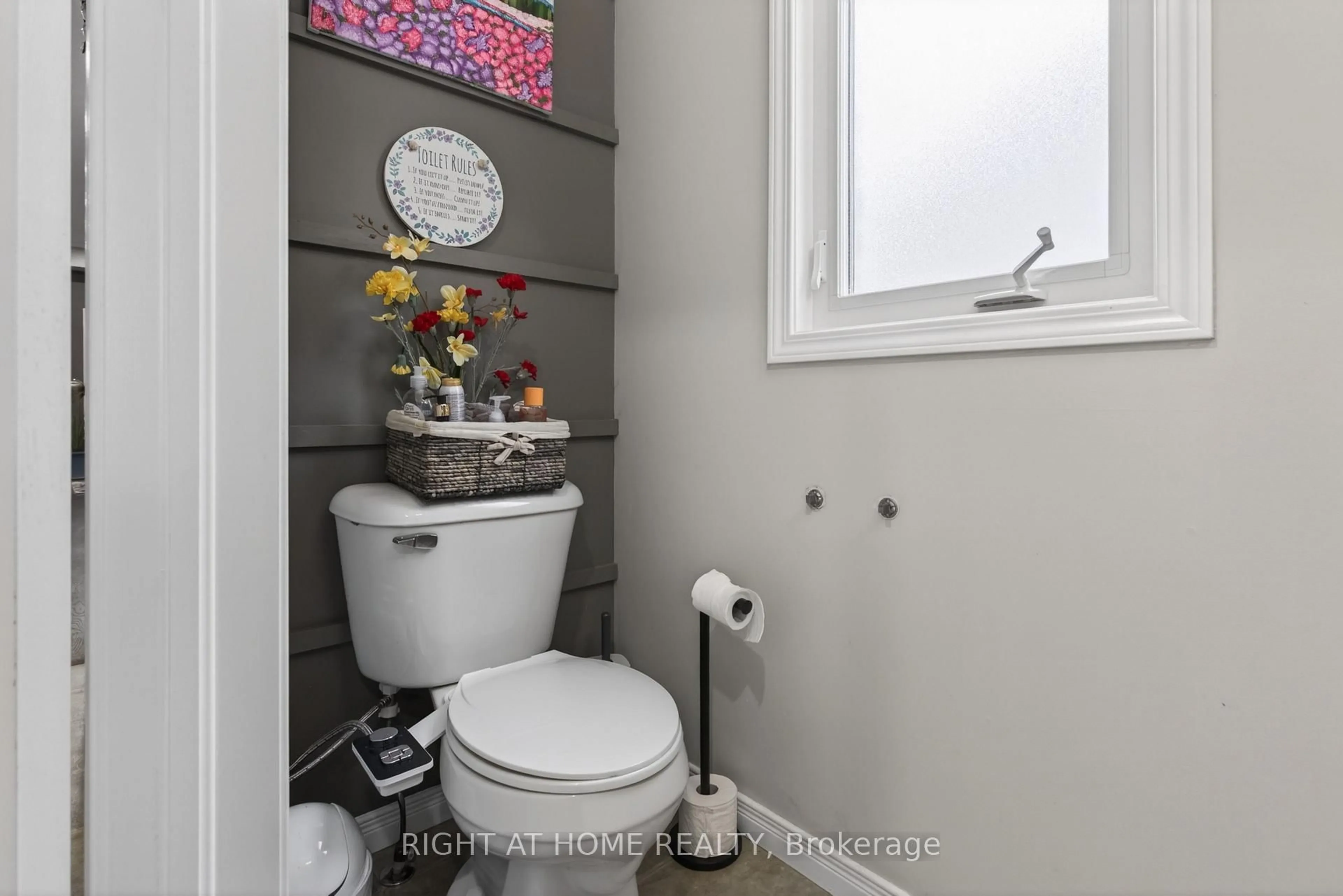 Standard bathroom, ceramic/tile floor for 963 Bianca Crt, Kitchener Ontario N2R 0A5