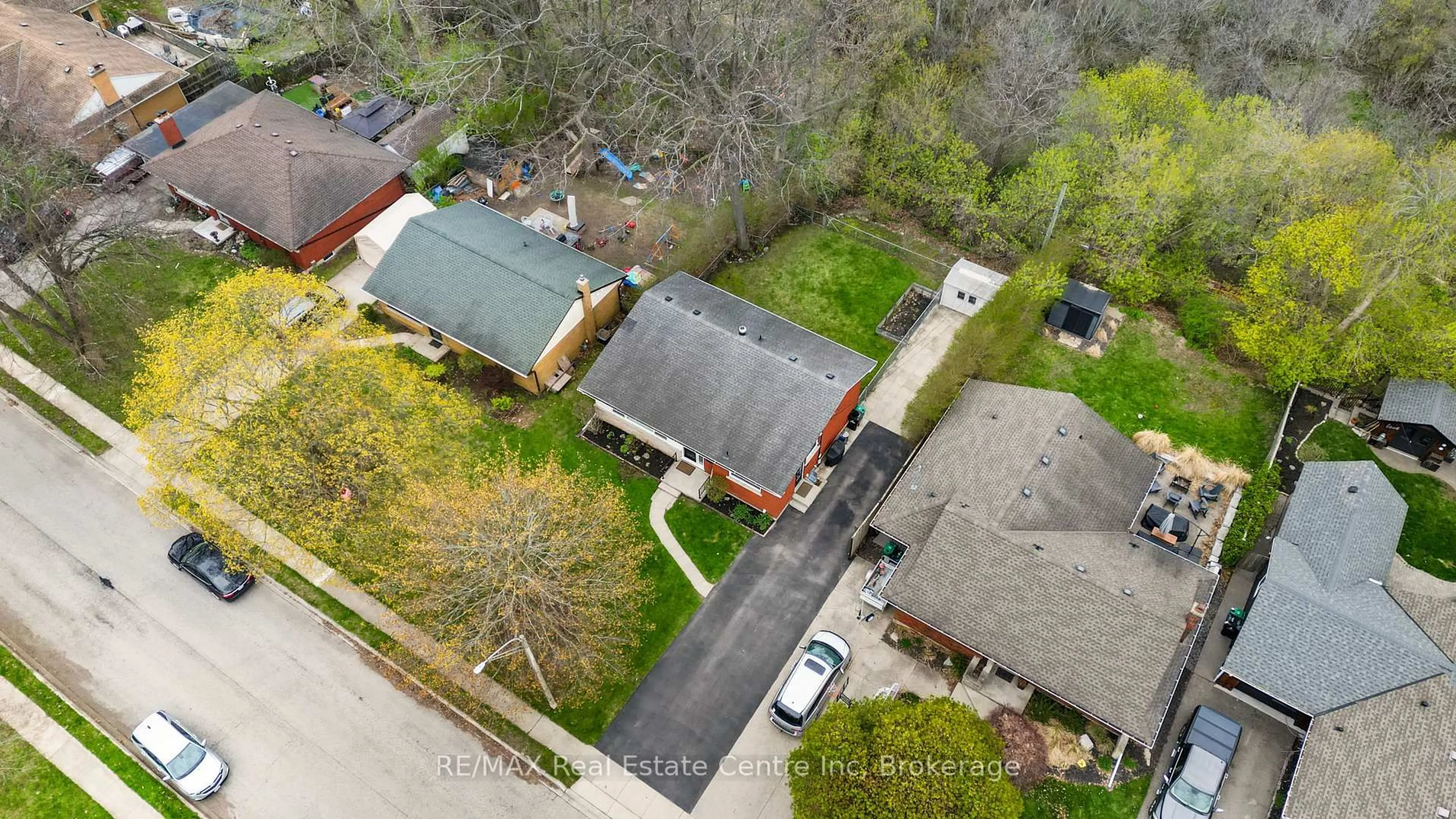 A pic from outside/outdoor area/front of a property/back of a property/a pic from drone, street for 54 Highman Ave, Cambridge Ontario N1R 3L7