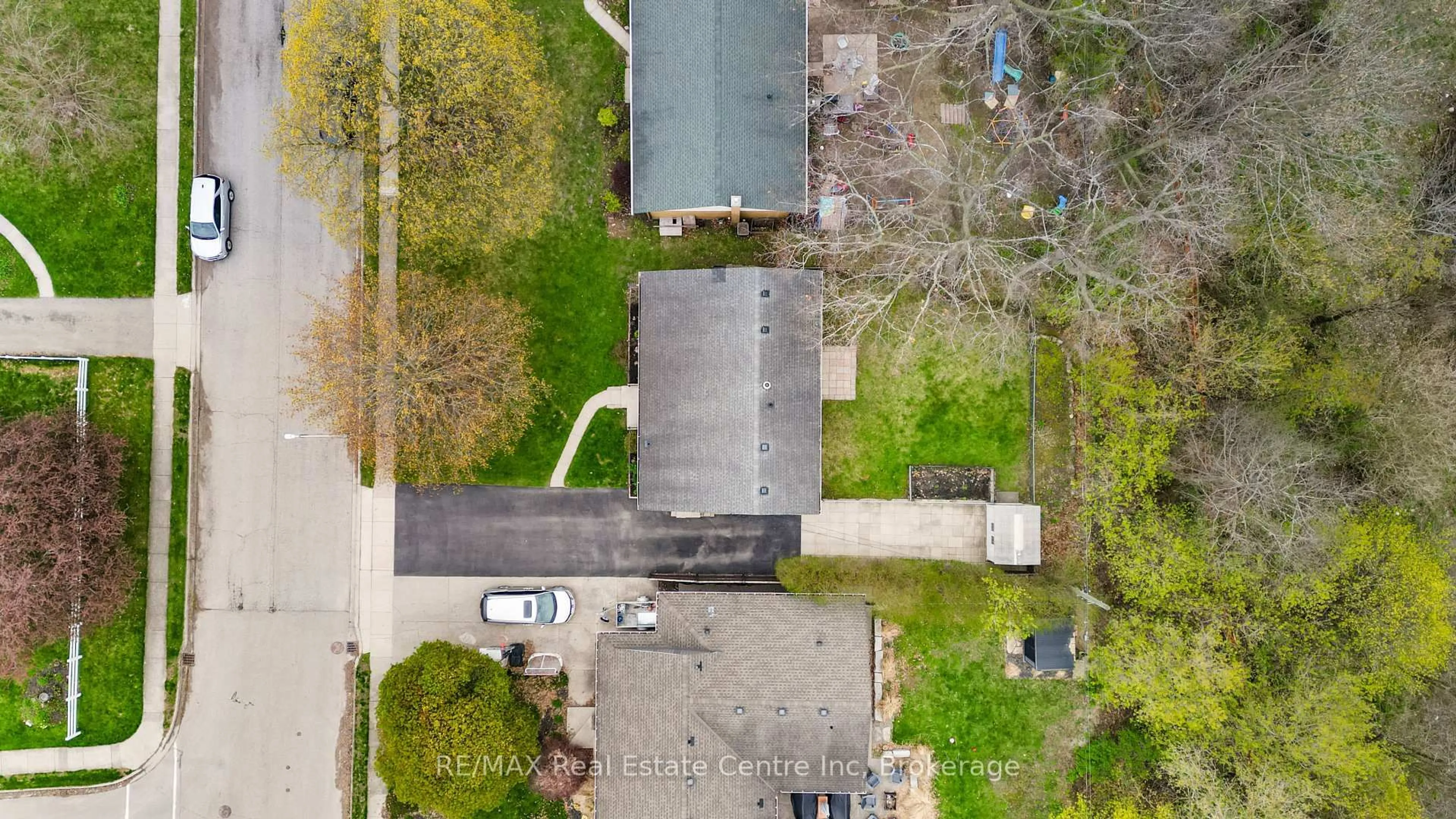 A pic from outside/outdoor area/front of a property/back of a property/a pic from drone, street for 54 Highman Ave, Cambridge Ontario N1R 3L7