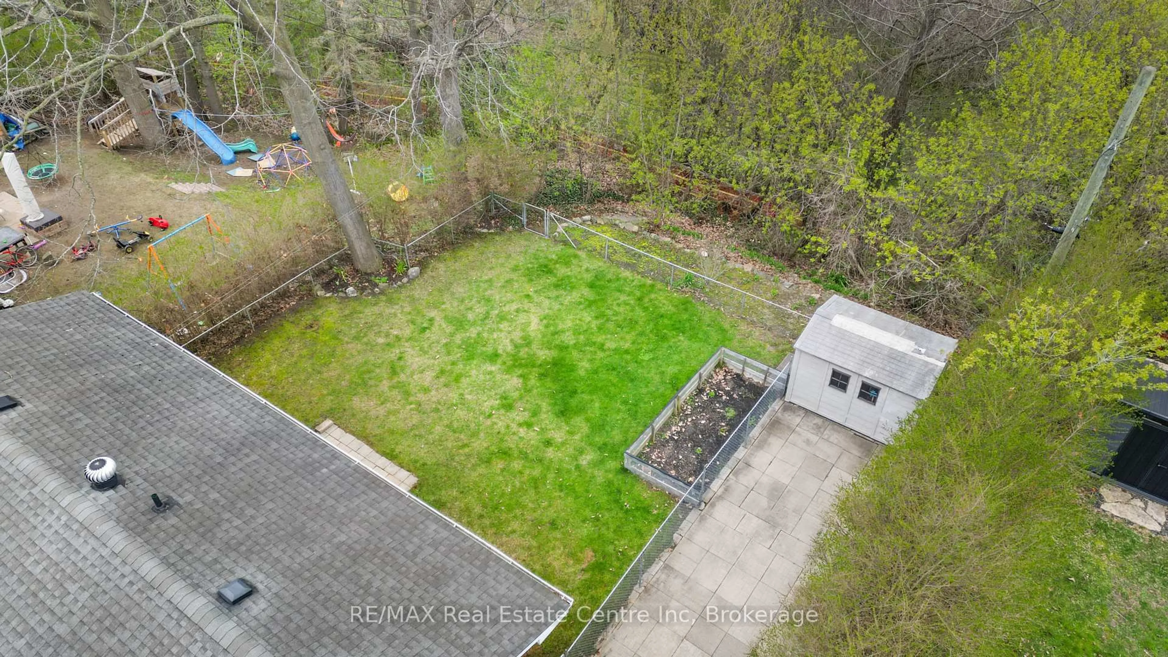 A pic from outside/outdoor area/front of a property/back of a property/a pic from drone, unknown for 54 Highman Ave, Cambridge Ontario N1R 3L7
