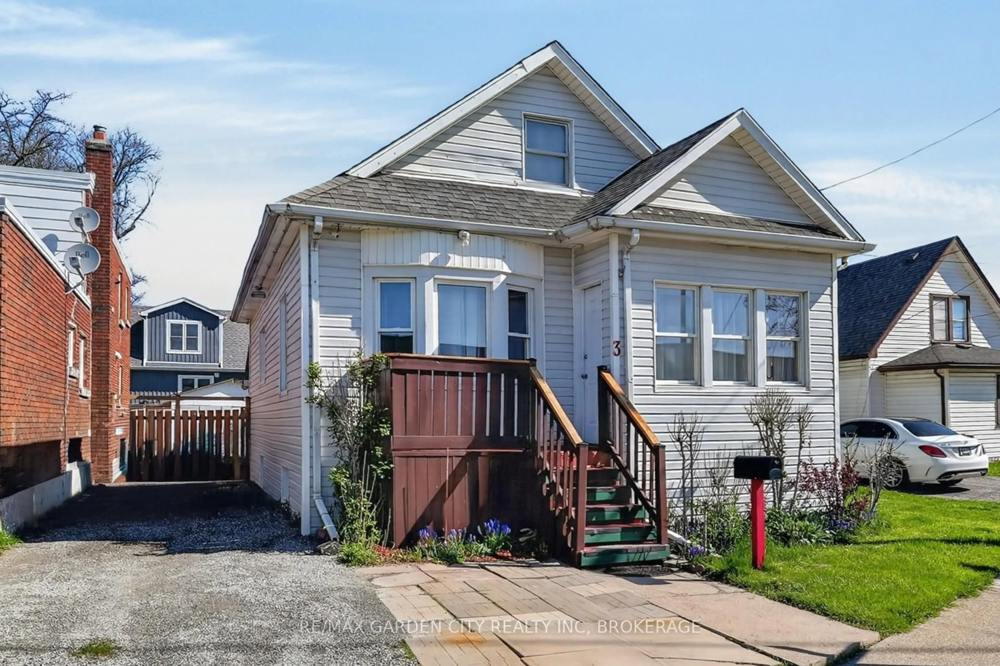 Home with vinyl exterior material, street for 3 Delaware Ave, St. Catharines Ontario L2M 5L7