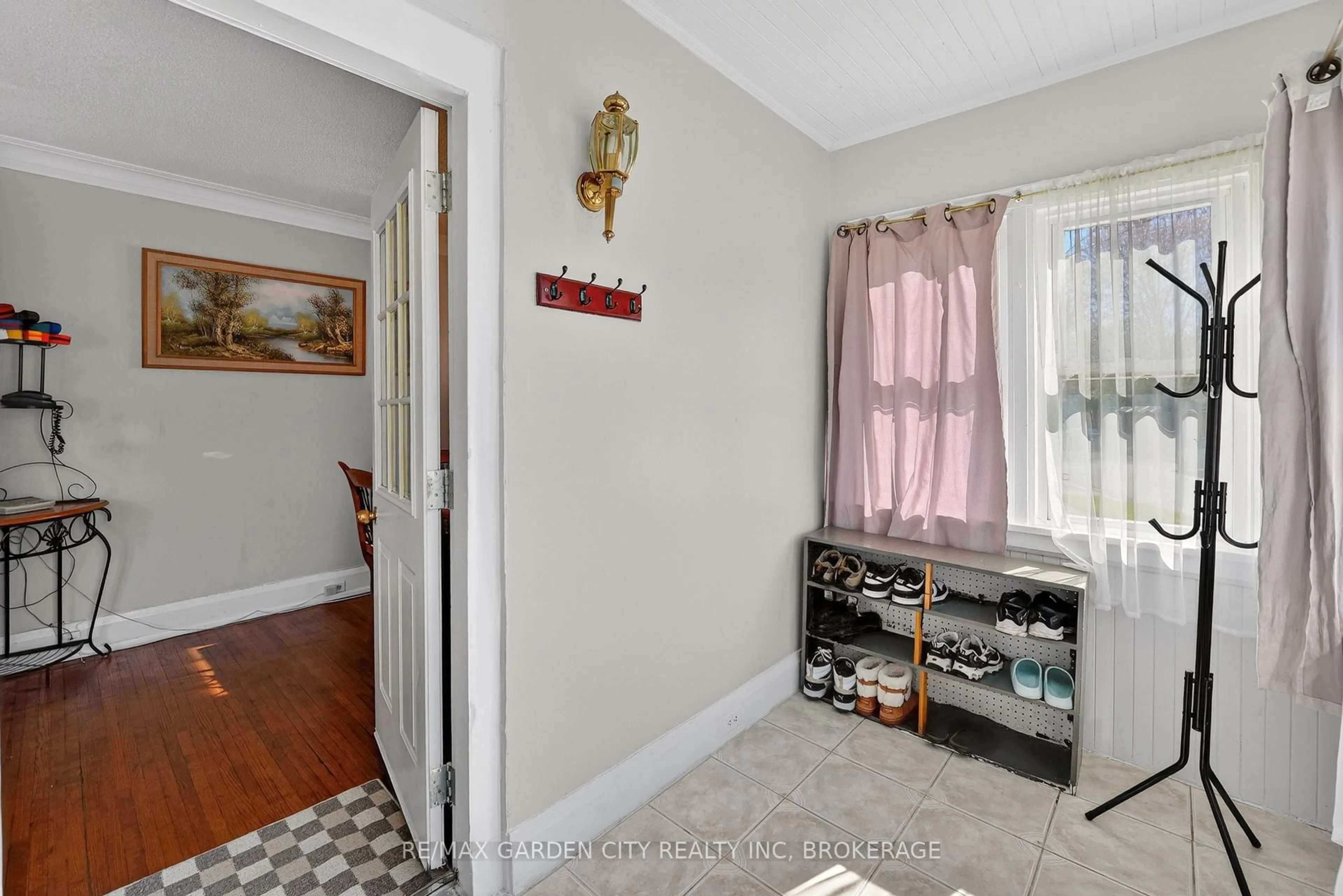 Unknown for 3 Delaware Ave, St. Catharines Ontario L2M 5L7