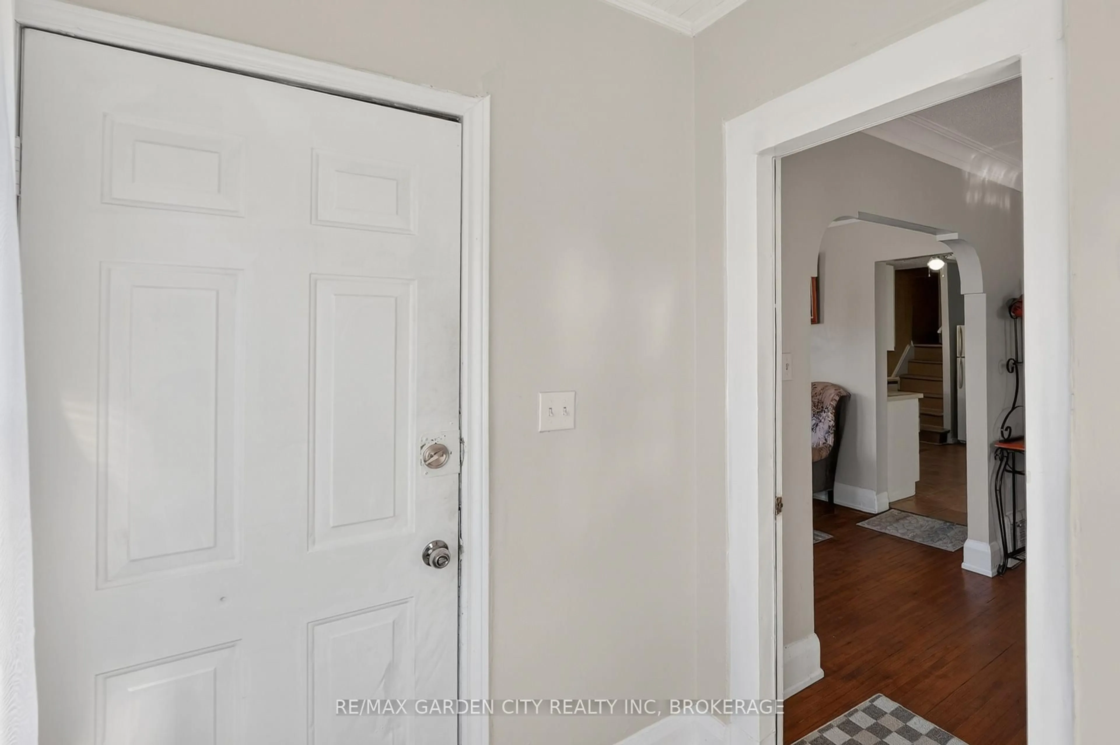 Indoor entryway for 3 Delaware Ave, St. Catharines Ontario L2M 5L7